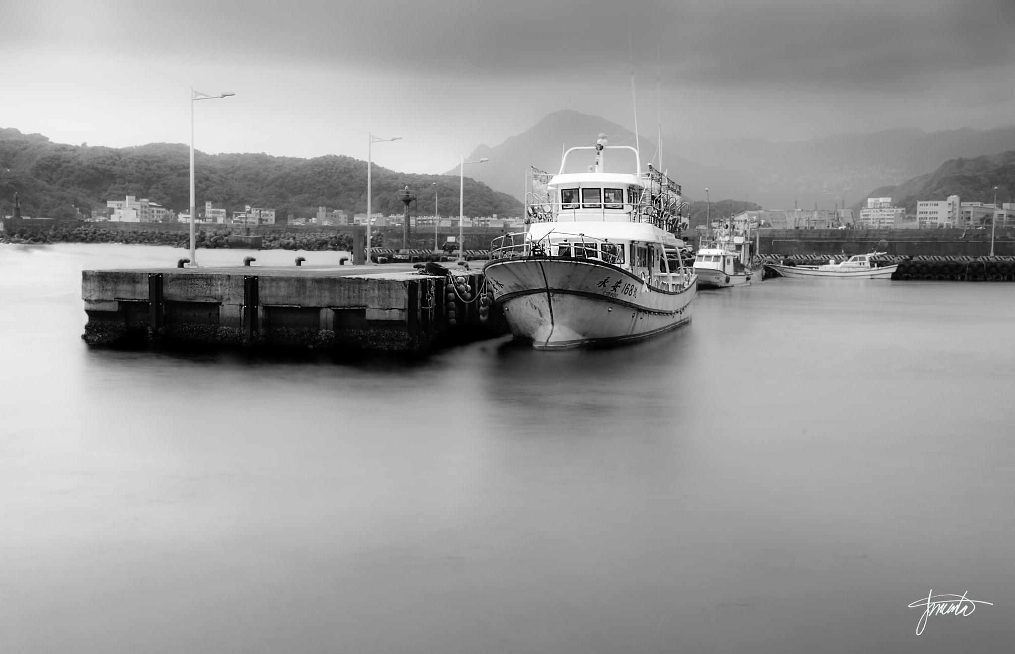 Sony ILCA-77M2 + Sony DT 16-105mm F3.5-5.6 sample photo. Harbor in the drizzle photography