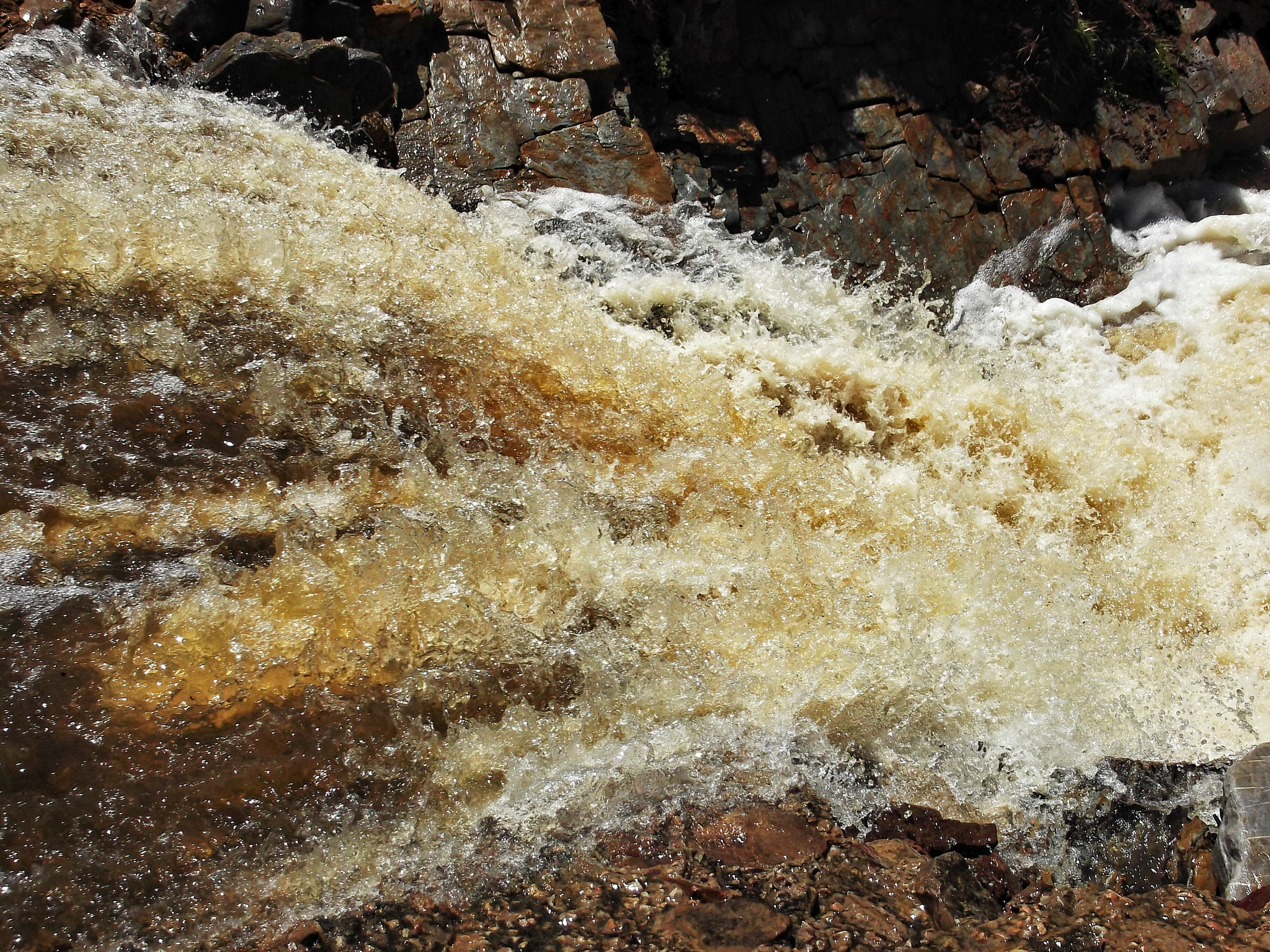 Fujifilm FinePix L30 sample photo. Rushing water photography