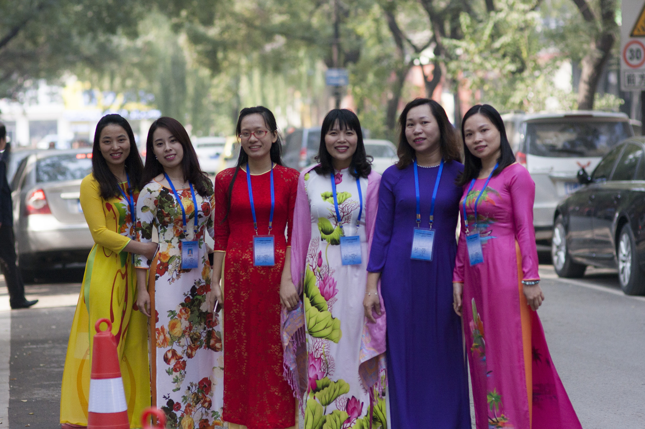 Sigma 85mm F1.4 EX DG HSM sample photo. Vietnamese girls with traditional tunics photography