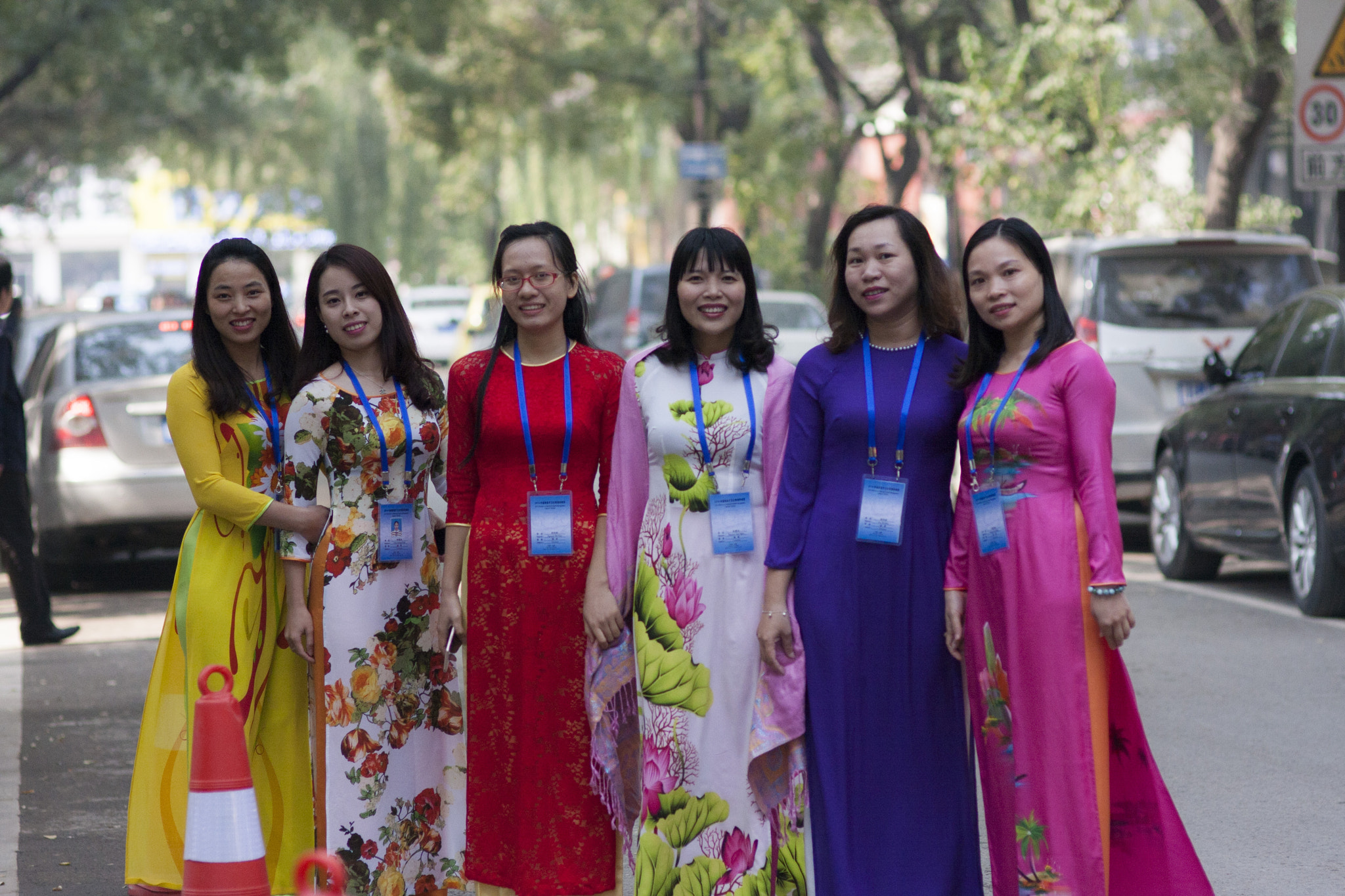 Canon EOS 40D + Sigma 85mm F1.4 EX DG HSM sample photo. Vietnamese girls with traditional tunics photography