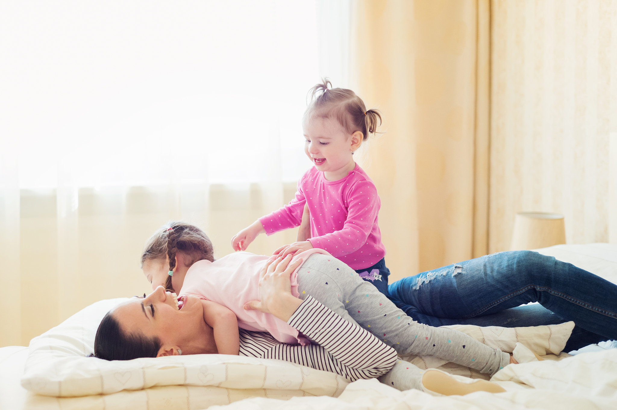Nikon D4S + Nikon AF Nikkor 50mm F1.8D sample photo. Mother having fun with her daughters in her bedroom photography