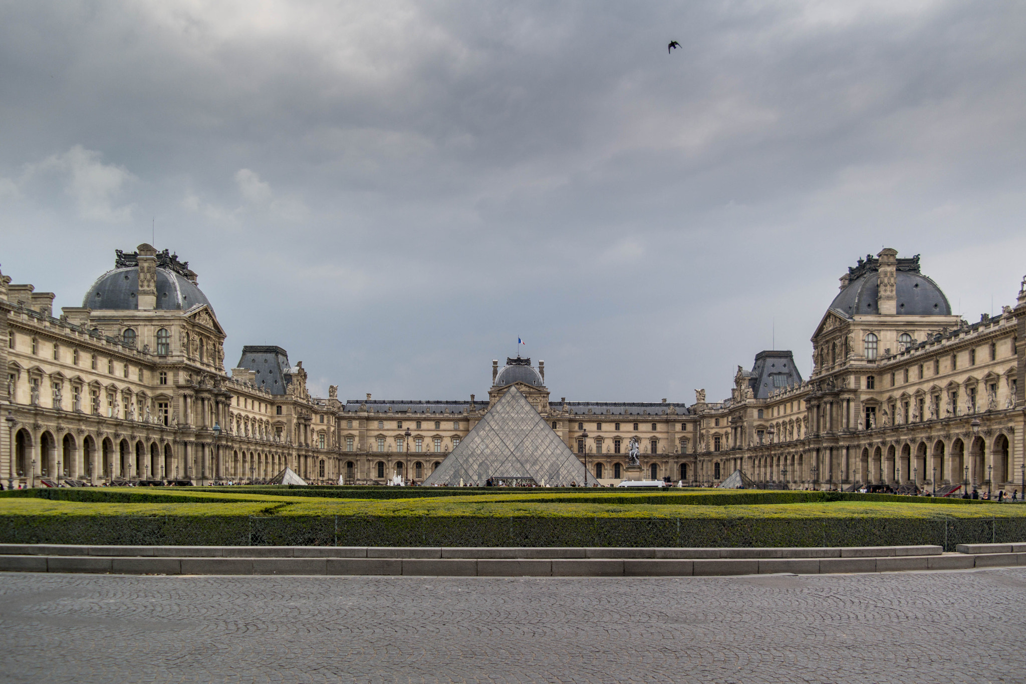 Samsung NX300M + Samsung NX 18-55mm F3.5-5.6 OIS sample photo. The louvre photography