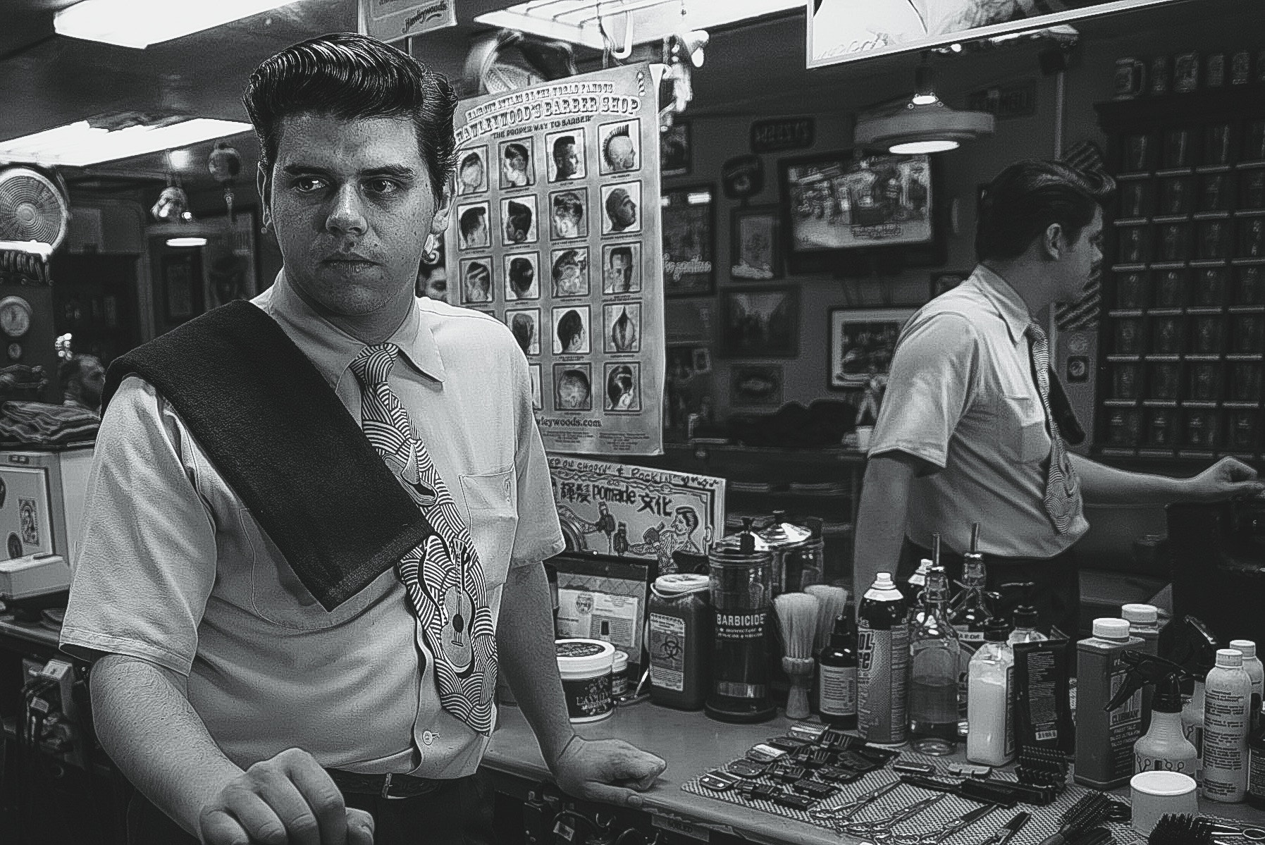 Sony a7S + Sony FE 28-70mm F3.5-5.6 OSS sample photo. A barber in a barbershop photography