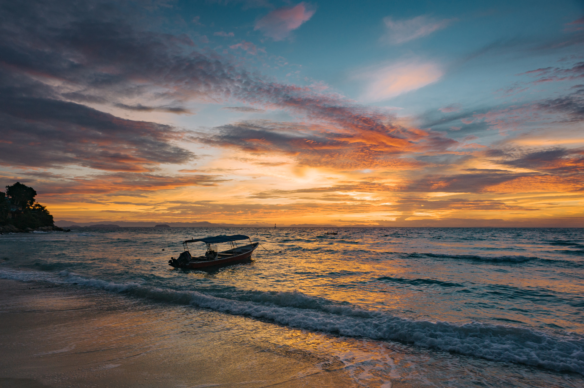 Nikon D700 + Nikon AF Nikkor 20mm F2.8D sample photo. Pulau perhentian, malaysia photography