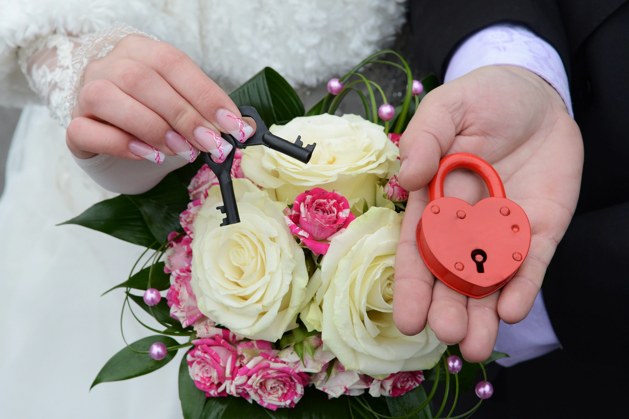 Nikon D800 + AF Nikkor 70-210mm f/4-5.6D sample photo. Couple's hands holding wedding lock photography