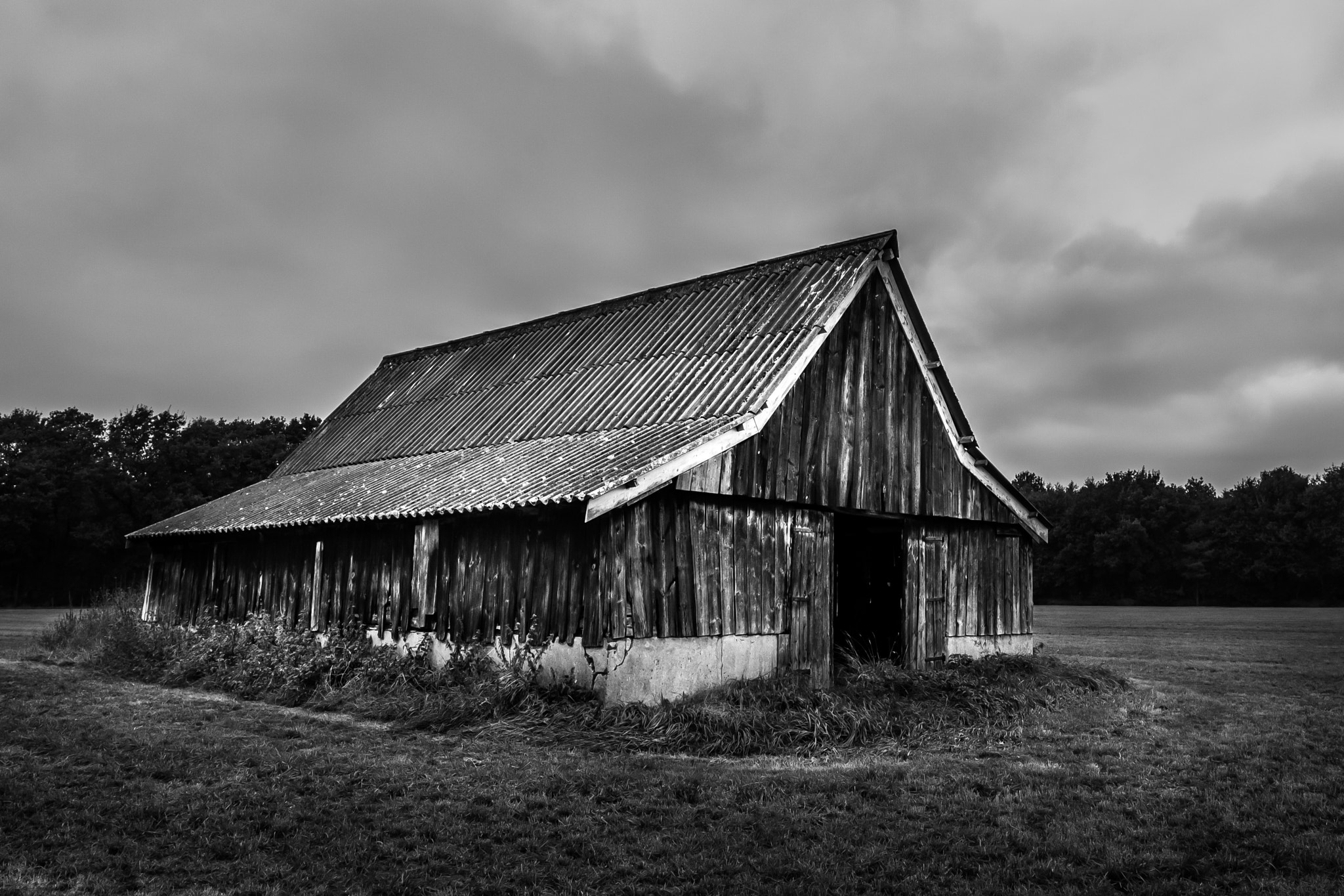 Canon EOS 1000D (EOS Digital Rebel XS / EOS Kiss F) + Canon EF 16-35mm F4L IS USM sample photo. "barn in decay..." photography