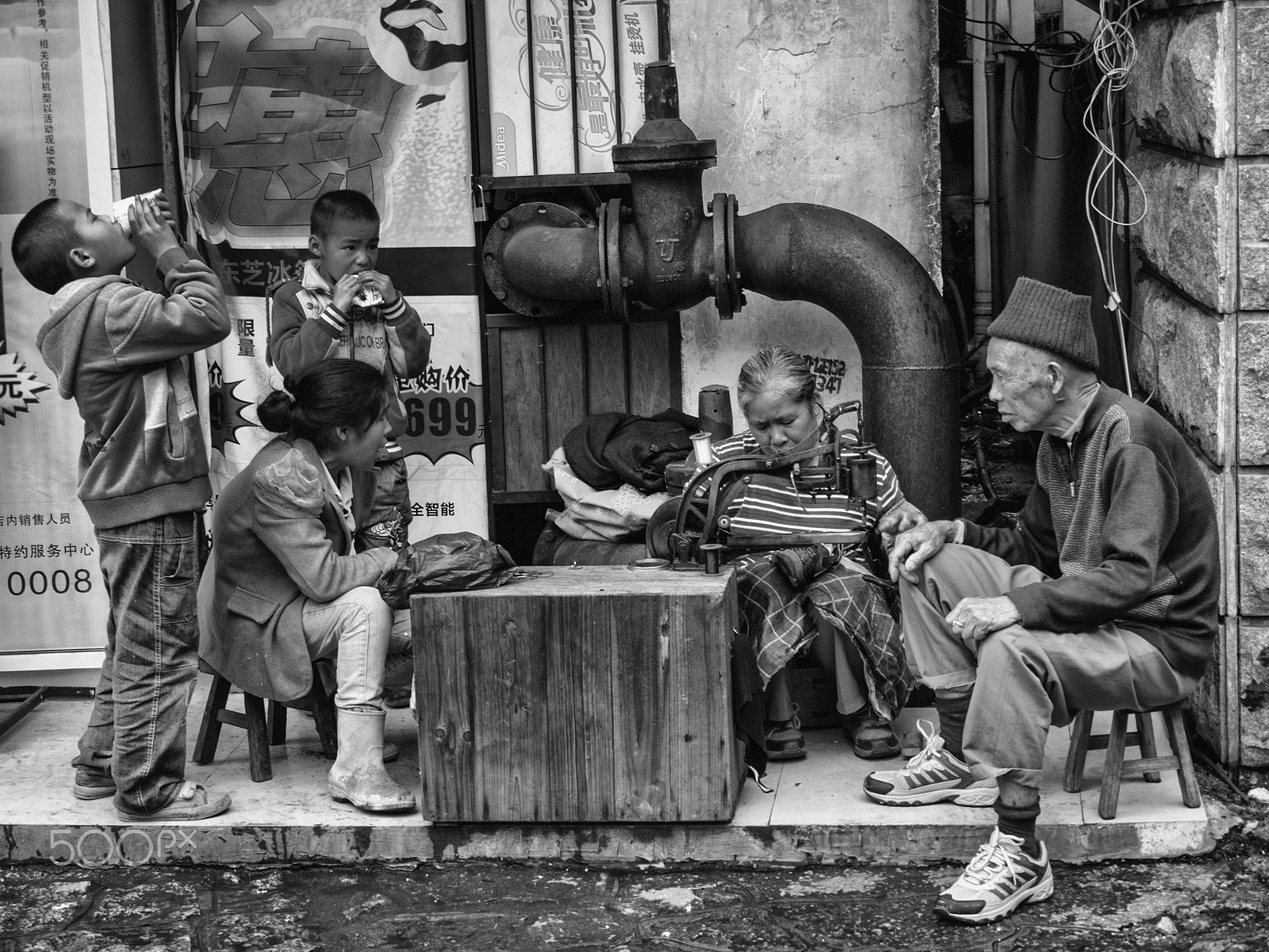 LUMIX G VARIO PZ 14-42/F3.5-5.6 sample photo. Yangshuo town in b&w - guanxi china photography