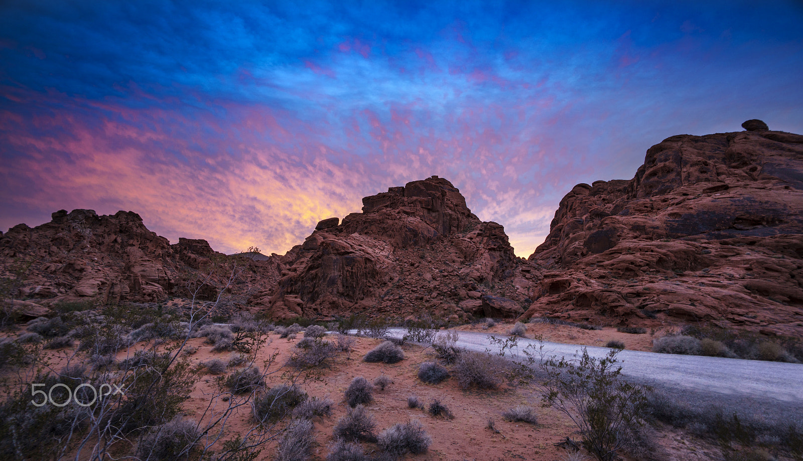 Sony a7R II + Voigtlander SUPER WIDE-HELIAR 15mm F4.5 III sample photo. Valley of fire sunset road photography