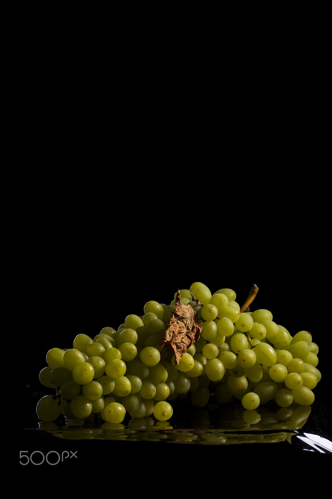 Canon EOS-1D Mark IV + Canon EF 100mm F2.8L Macro IS USM sample photo. Bunch of green grapes photography