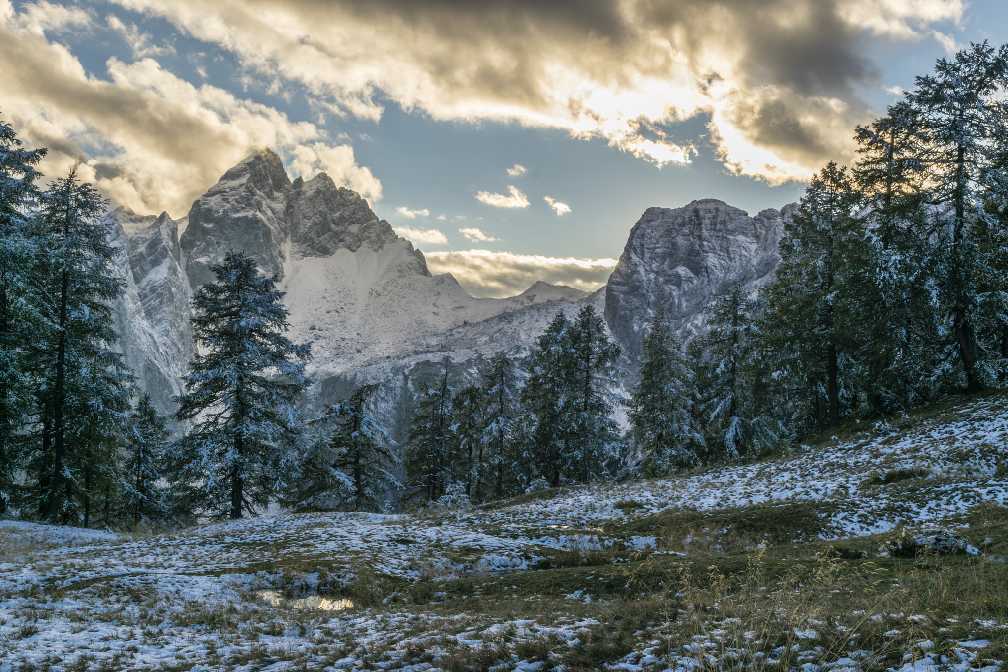 Nikon D5300 + Nikon AF-S DX Nikkor 16-85mm F3.5-5.6G ED VR sample photo. First snow in the mountains photography