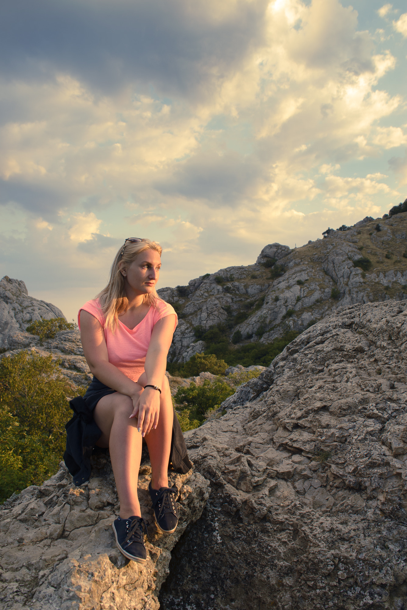 AF Zoom-Nikkor 28-85mm f/3.5-4.5 sample photo. Women thoughts photography