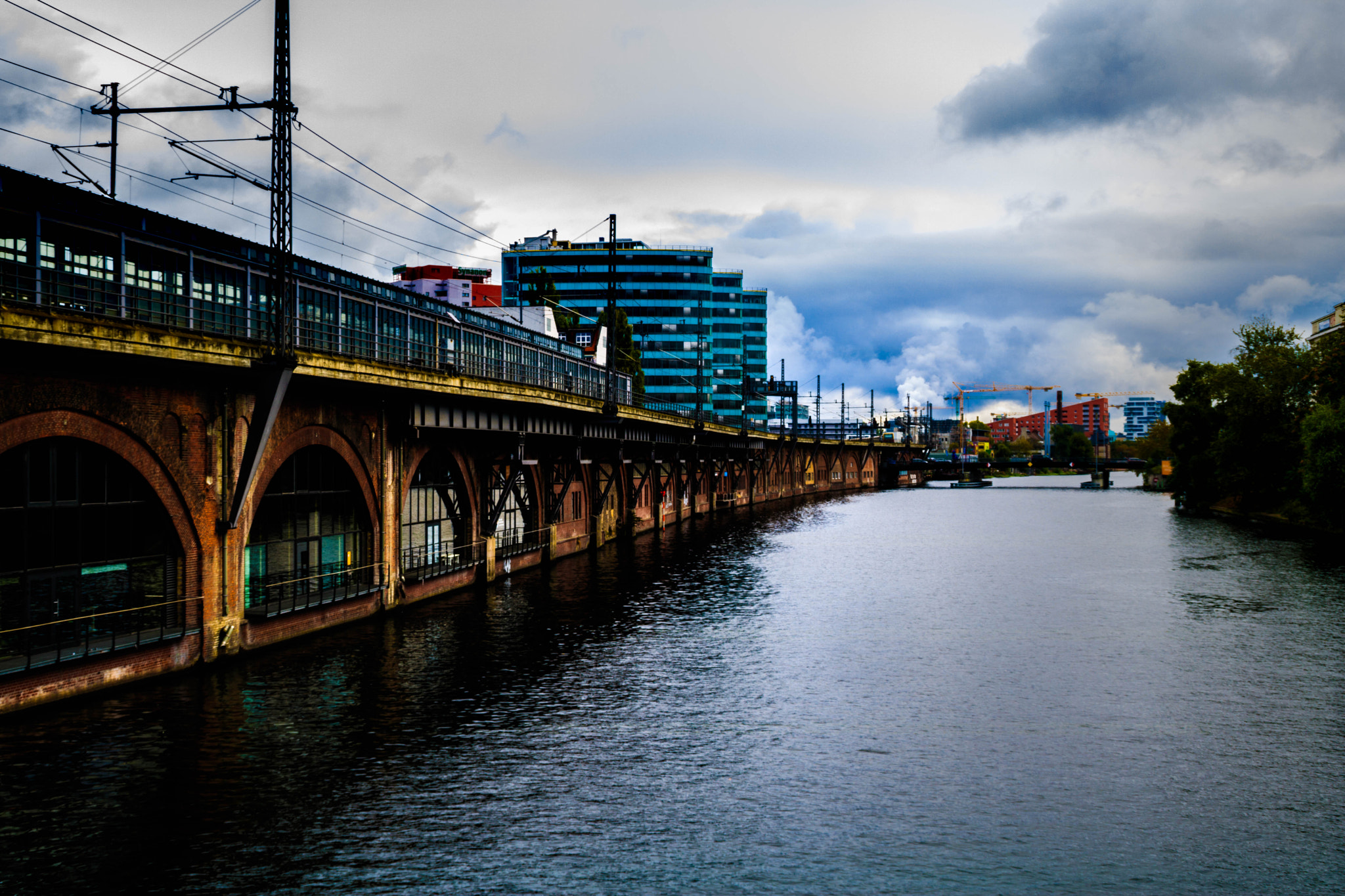 Canon EOS 750D (EOS Rebel T6i / EOS Kiss X8i) sample photo. Metro station along the river photography
