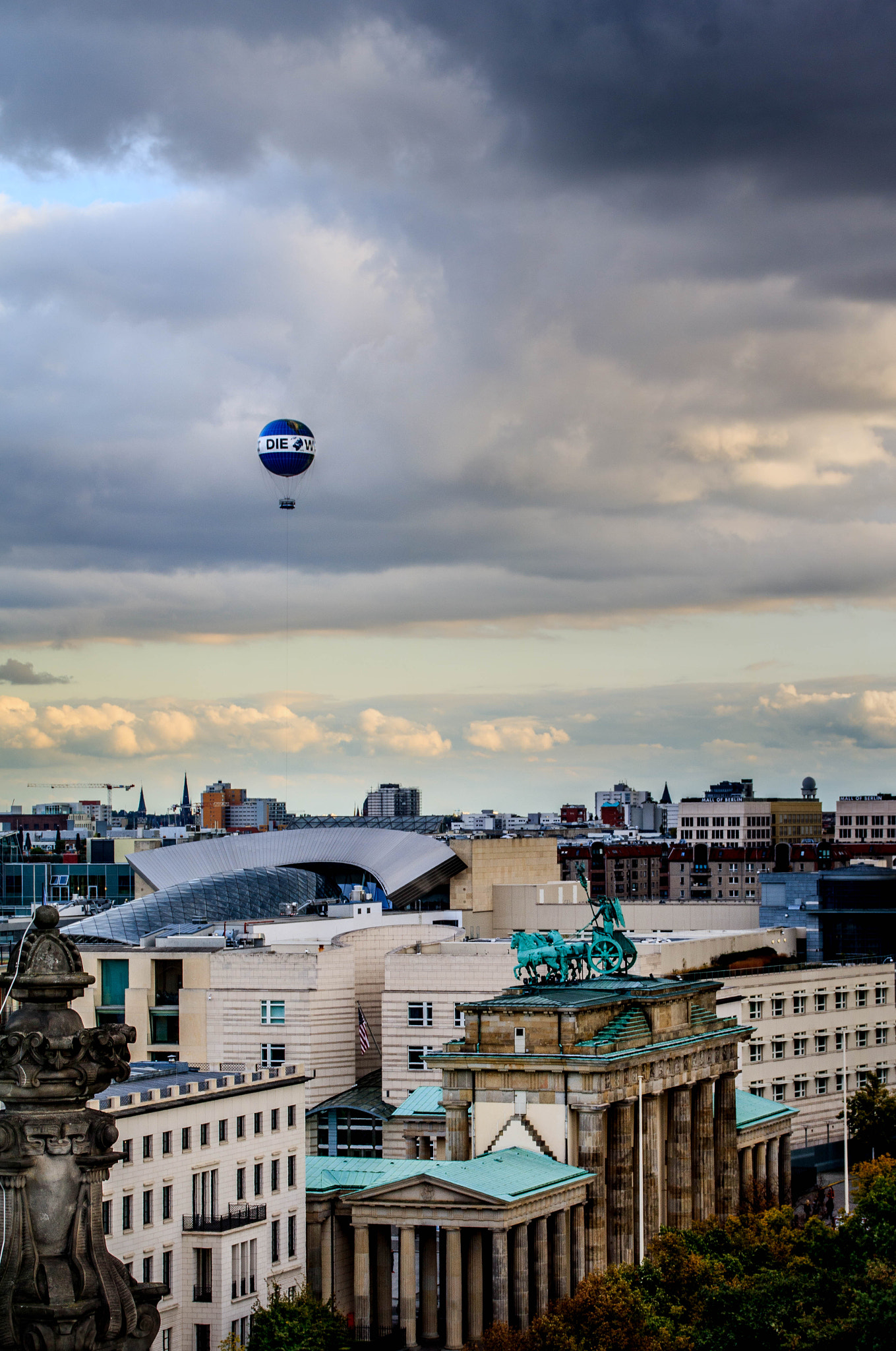 Canon EOS 750D (EOS Rebel T6i / EOS Kiss X8i) sample photo. Air balloon above berlin photography