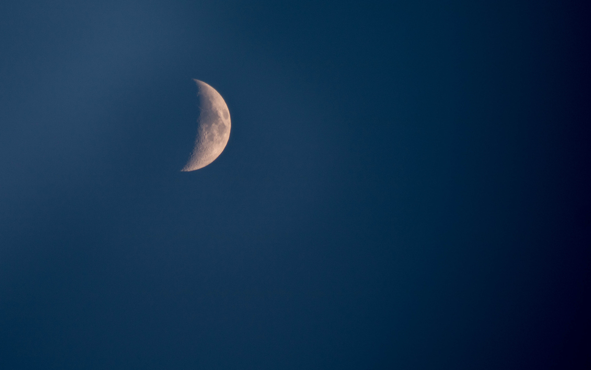 Canon EOS 750D (EOS Rebel T6i / EOS Kiss X8i) sample photo. Moon photography