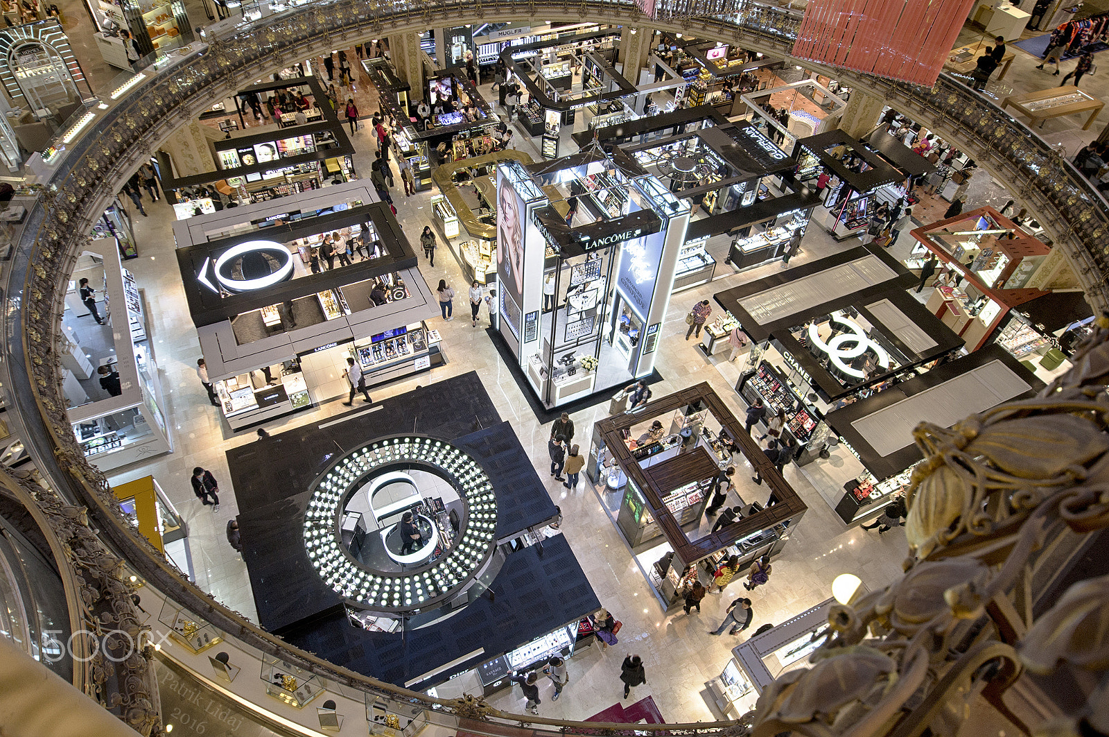Minolta AF 28-80mm F3.5-5.6 II sample photo. La fayette shopping photography