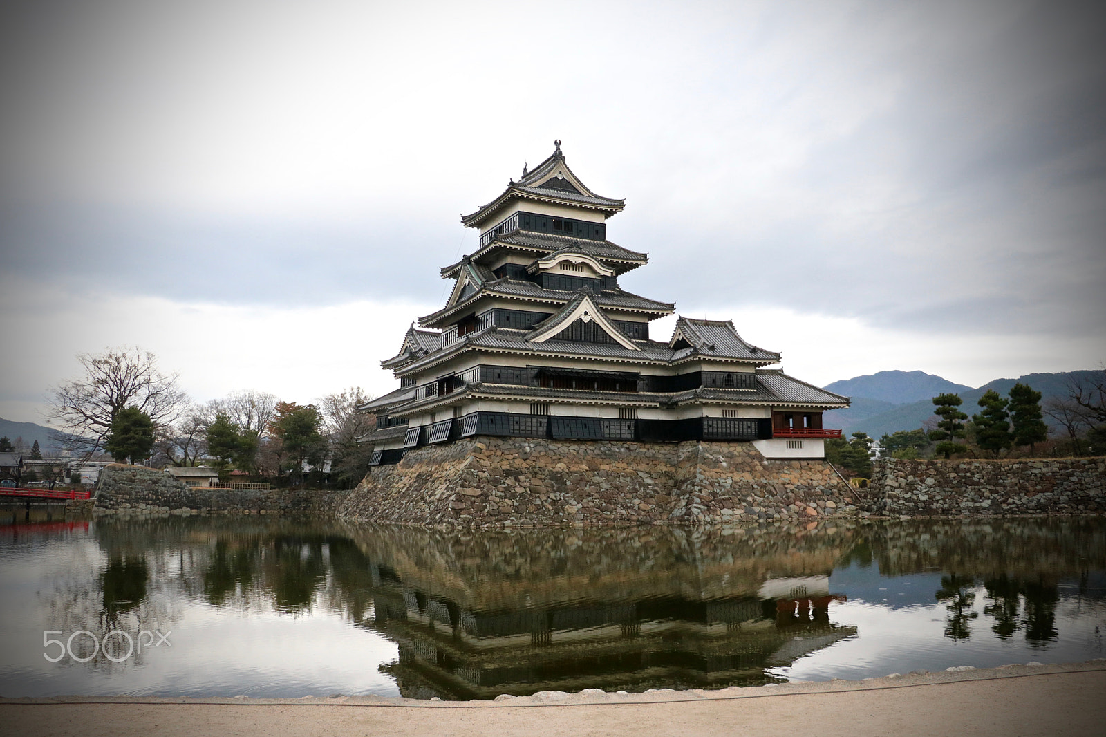 Canon EOS 760D (EOS Rebel T6s / EOS 8000D) + Canon EF-S 18-135mm F3.5-5.6 IS STM sample photo. Matsumoto castle in japan photography