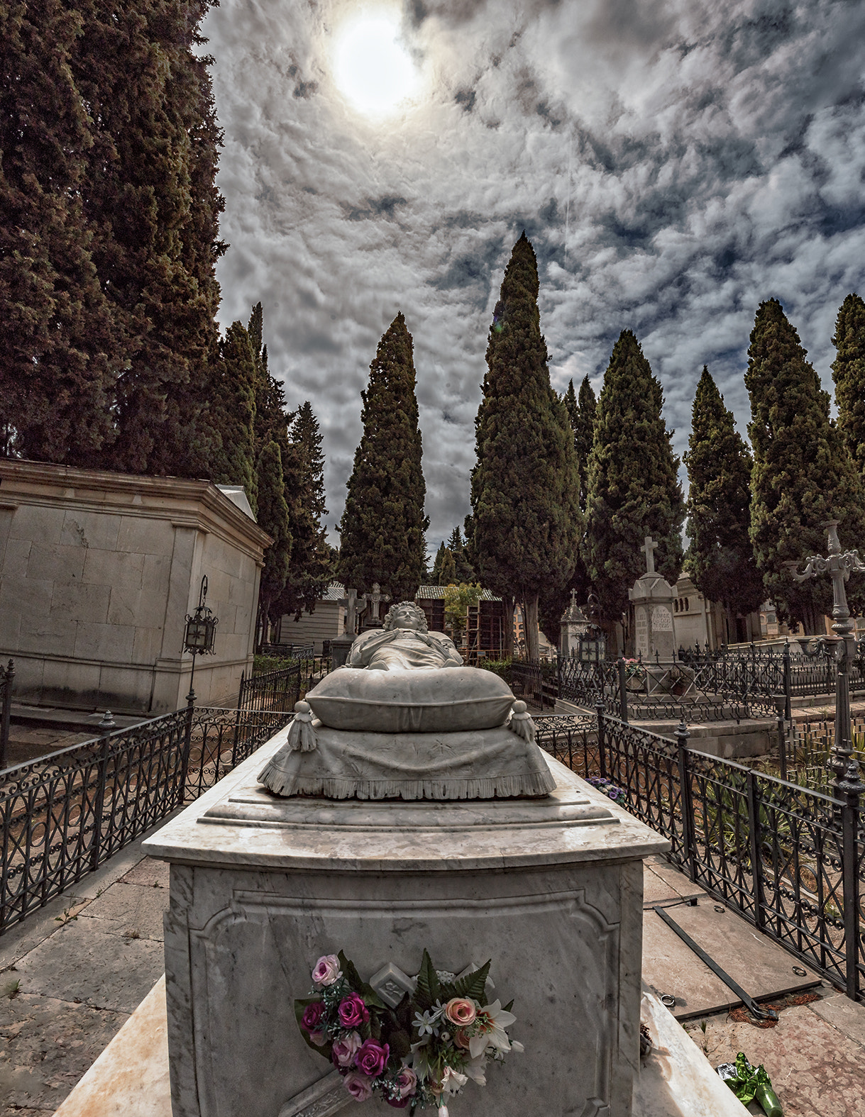 Canon EOS 1200D (EOS Rebel T5 / EOS Kiss X70 / EOS Hi) + Canon EF 17-40mm F4L USM sample photo. Cemetery of granada, spain photography