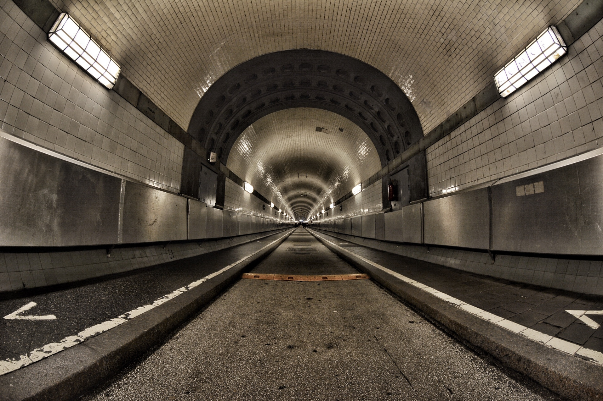 Nikon AF DX Fisheye-Nikkor 10.5mm F2.8G ED sample photo. Elbtunnel  photography