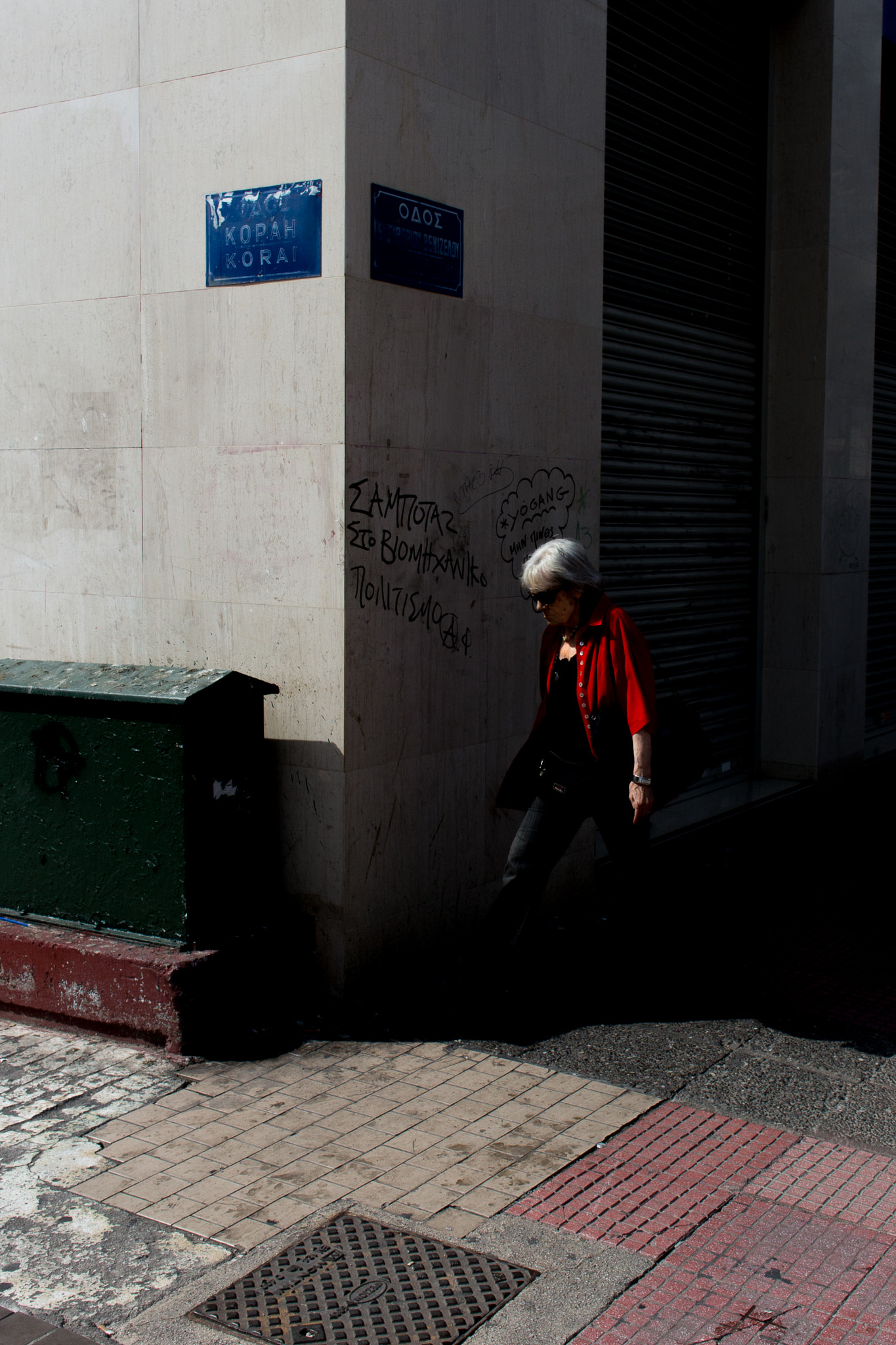 Canon EF 28mm F2.8 IS USM sample photo. Red and white in light and shadow photography