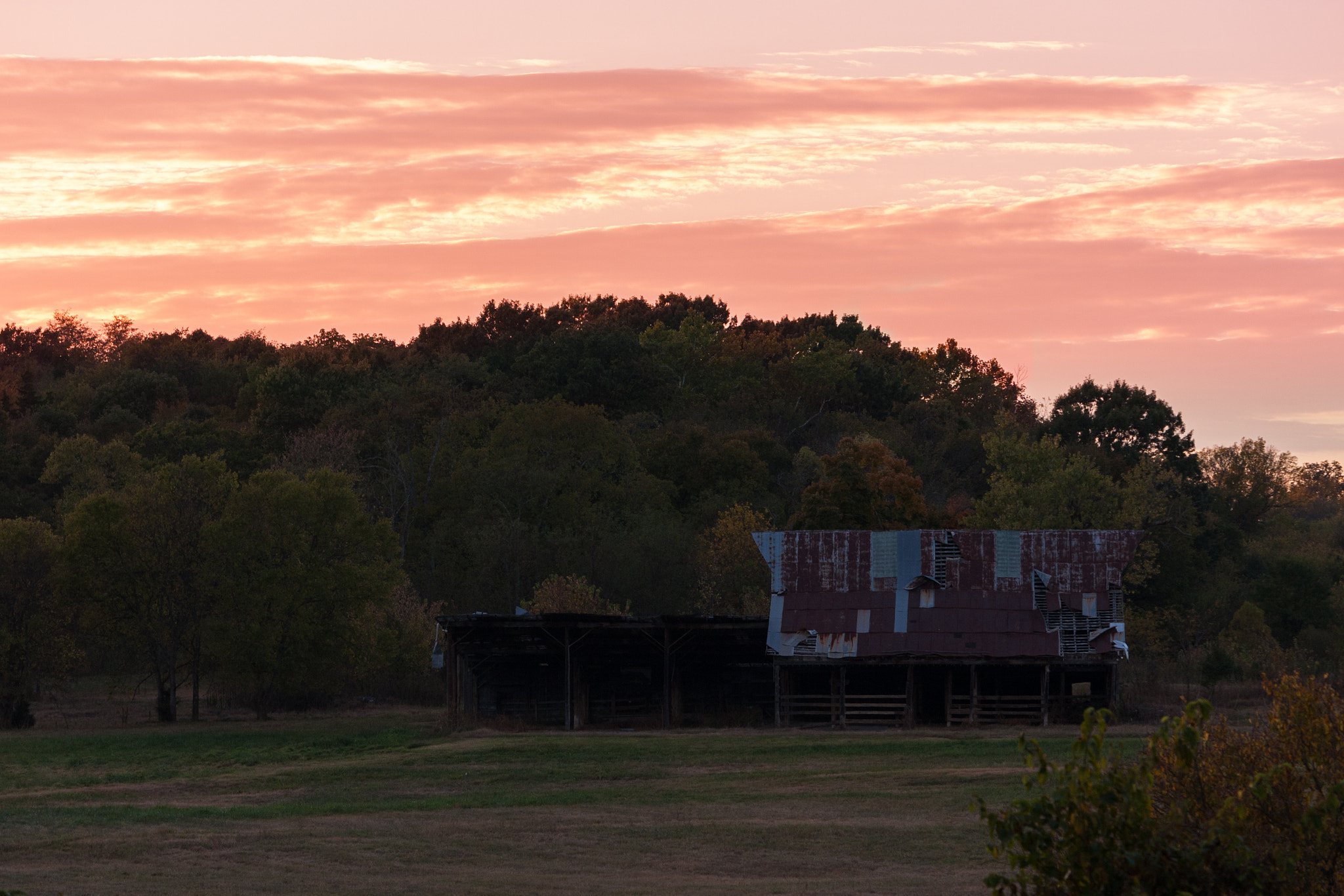 Canon EOS 40D + Canon EF-S 55-250mm F4-5.6 IS STM sample photo. Sunset over barn photography