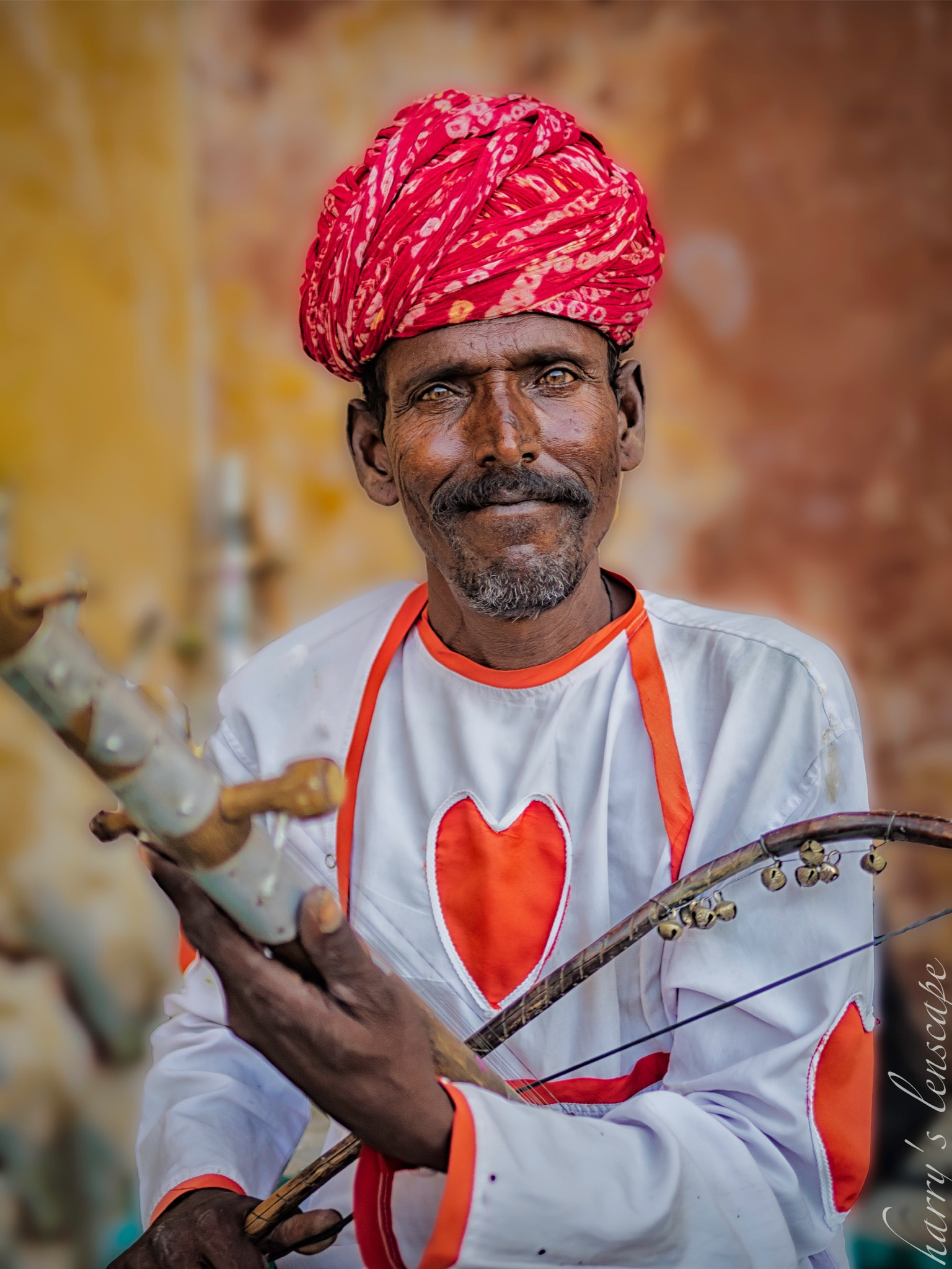 Olympus OM-D E-M1 + Panasonic Leica DG Summilux 25mm F1.4 II ASPH sample photo. A street artist performing with a smile.  clicked in jaipur, india photography