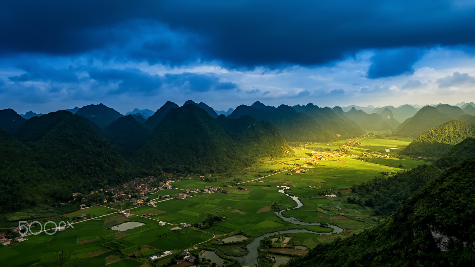 Nikon AF-S Nikkor 17-35mm F2.8D ED-IF sample photo. Rice field in valley around with mountain panorama view in bac s photography