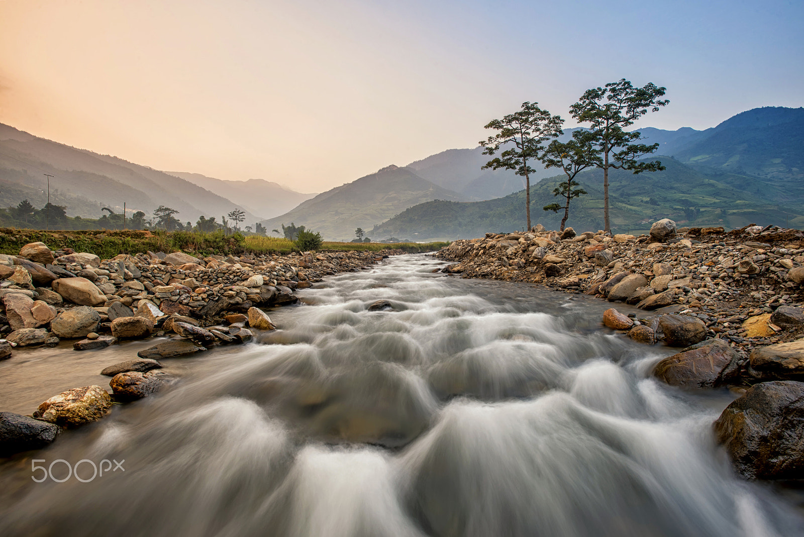 Nikon AF-S Nikkor 17-35mm F2.8D ED-IF sample photo. River in tu le, scenic streams, fields of grain side, highland t photography