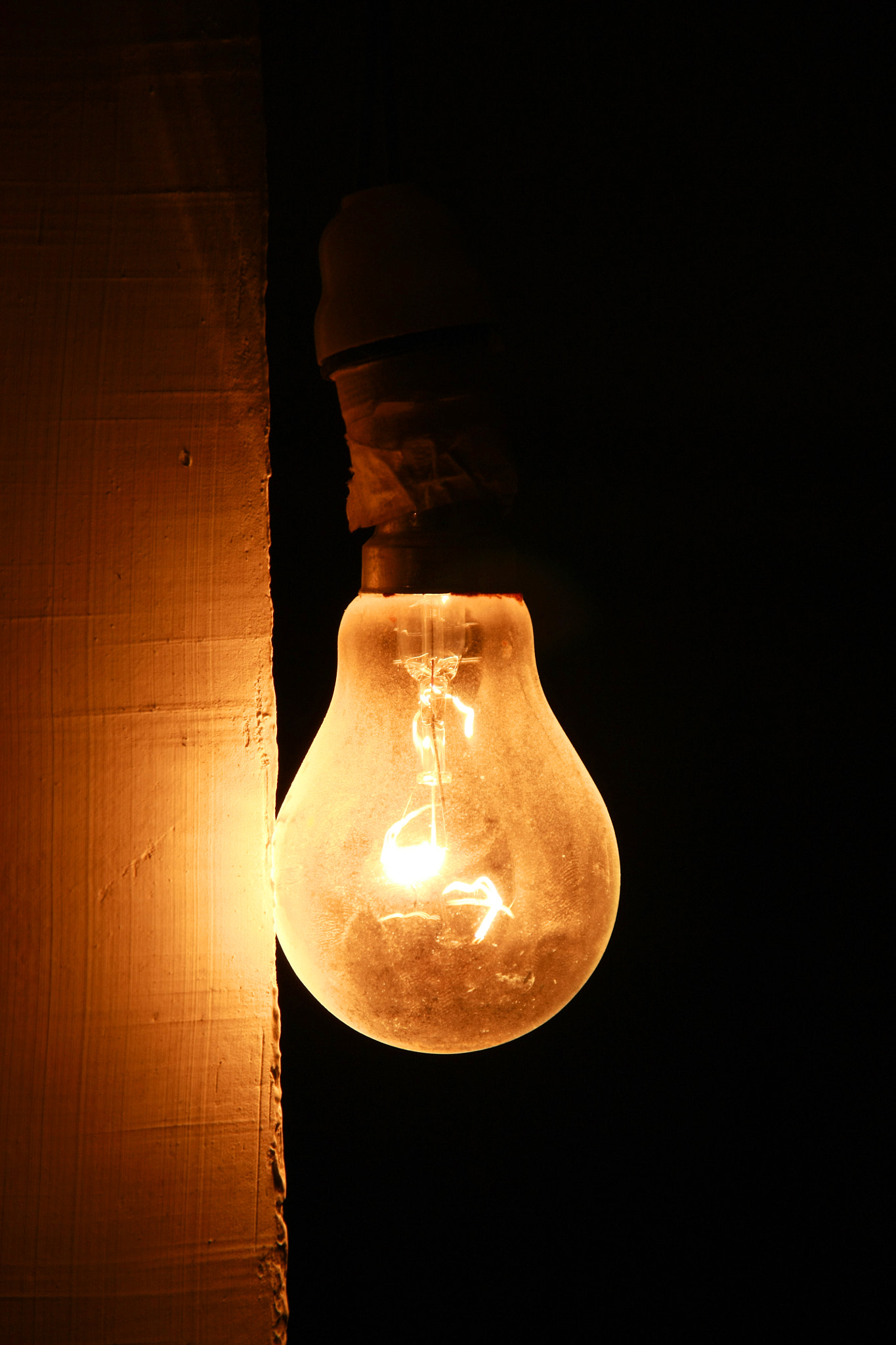 Sigma 18-200mm f/3.5-6.3 DC OS sample photo. Light bulb photography