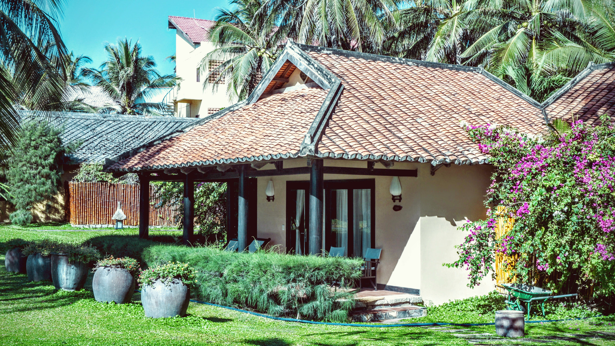 Sony Alpha NEX-6 + Sony E 18-50mm F4-5.6 sample photo. Seahore resort photography