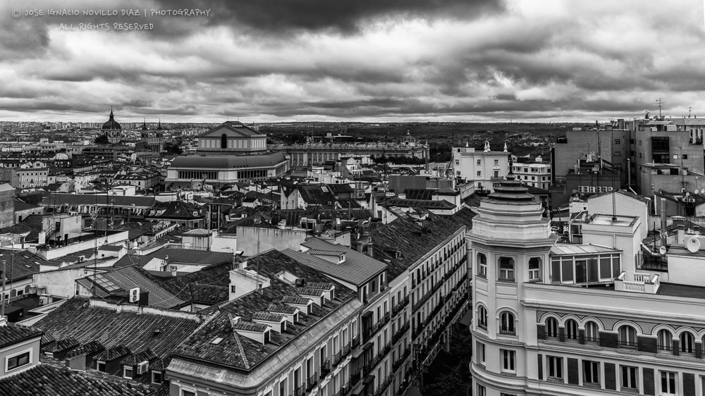 Canon EF 16-35mm F4L IS USM sample photo. Tejados de madrid photography