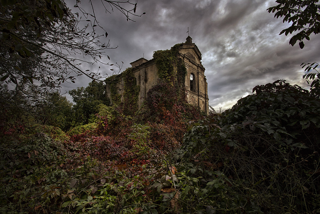 Canon EOS 5DS R + Canon EF 17-40mm F4L USM sample photo. In the darkness of the church photography