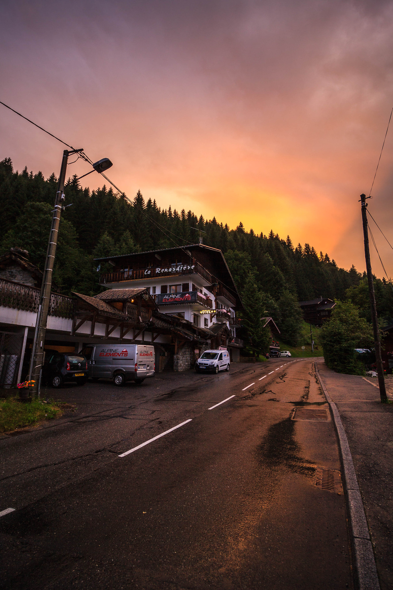 Canon EOS 50D + Canon EF-S 10-18mm F4.5–5.6 IS STM sample photo. Sunset road photography