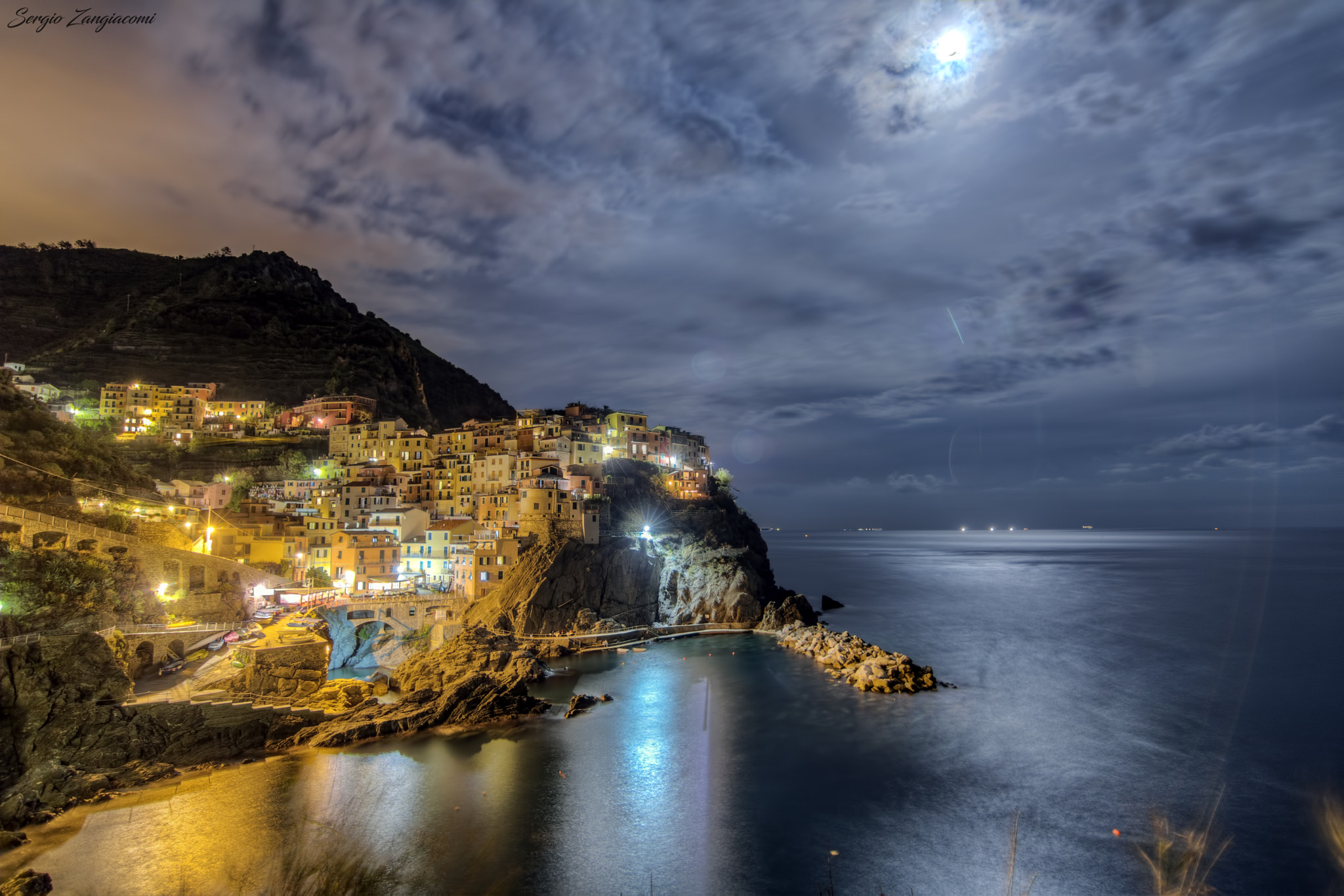 Canon EOS 750D (EOS Rebel T6i / EOS Kiss X8i) sample photo. Manarola under the moon photography