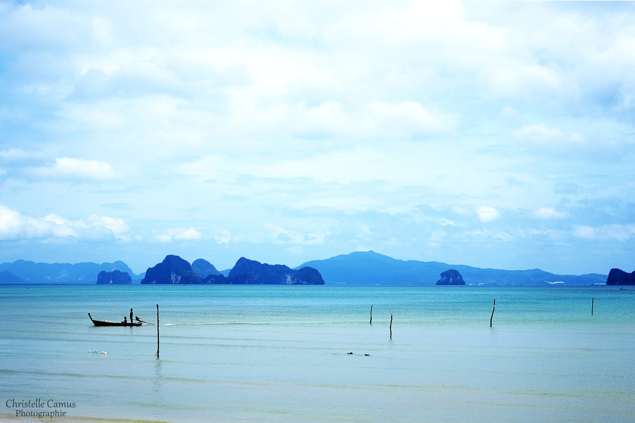 Fujifilm X-E2S + Fujifilm XF 35mm F2 R WR sample photo. Lone boat on the adaman sea photography