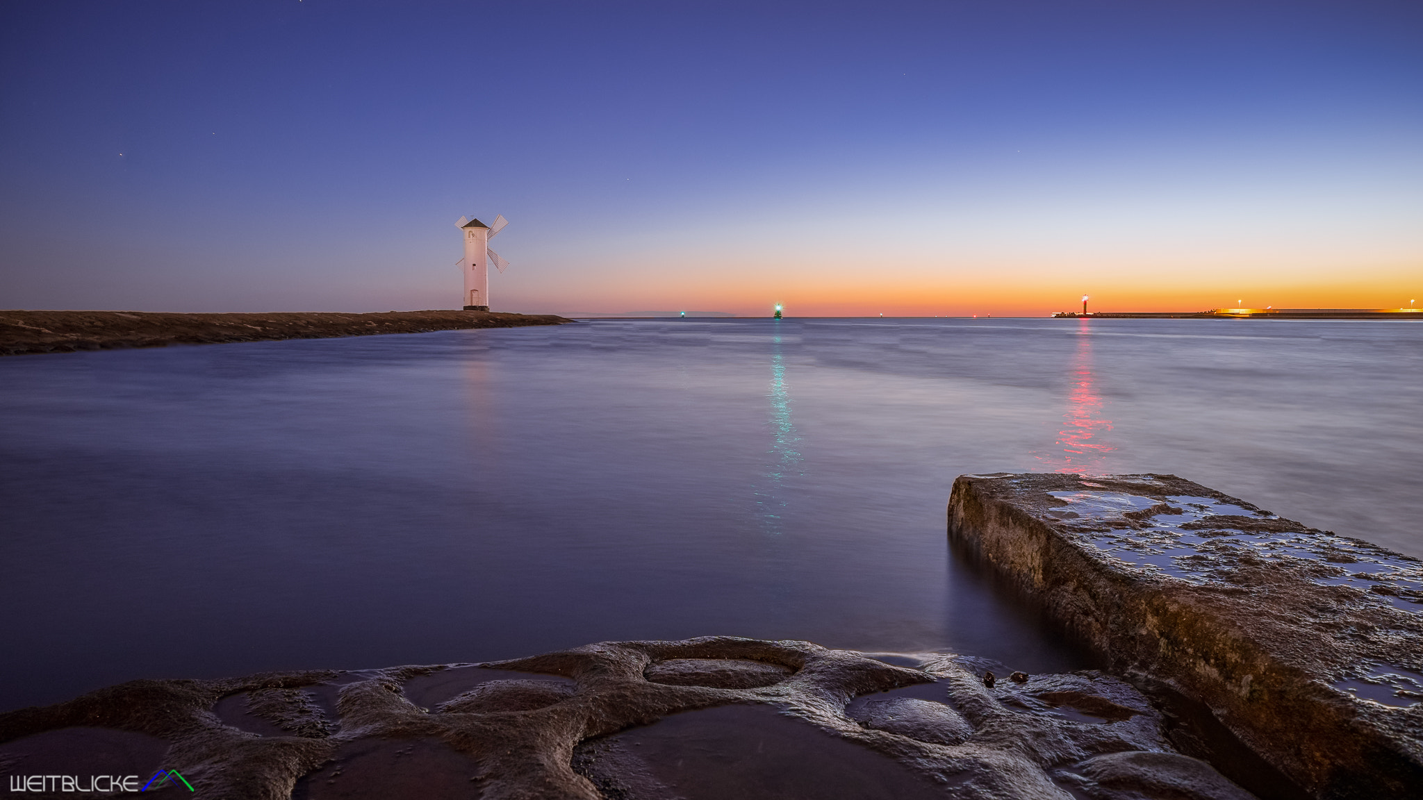 Sony a7 + ZEISS Batis 25mm F2 sample photo. Die weiße leuchtbake steht am eingang zum hafen von swinemünde. photography