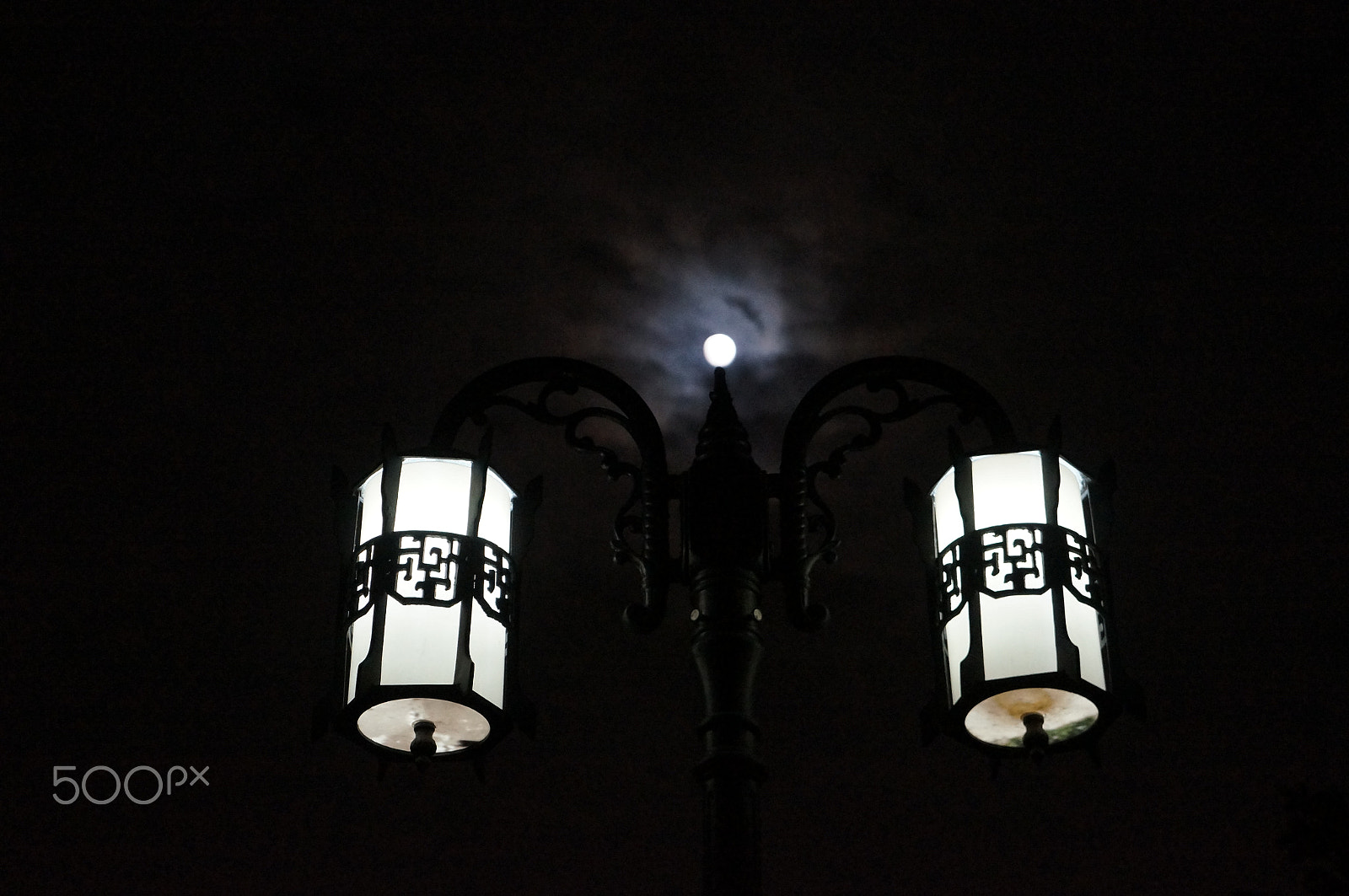 Sony FE 28-70mm F3.5-5.6 OSS sample photo. Moon&light photography