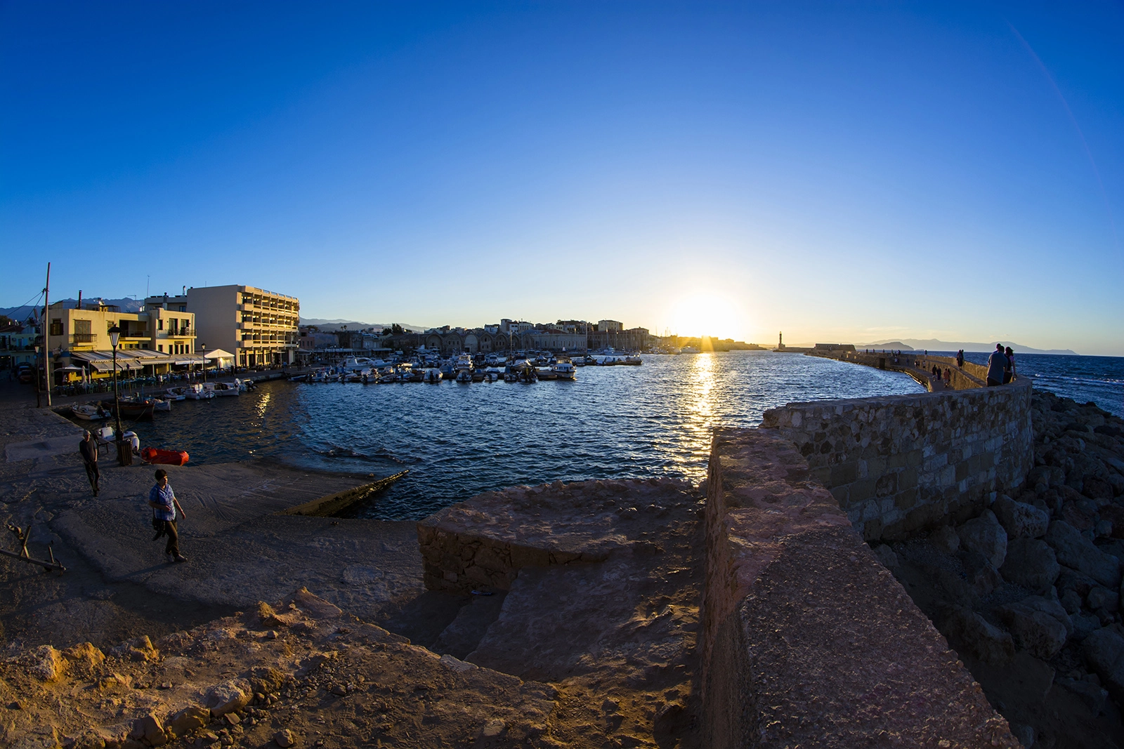 Samyang 8mm F3.5 Aspherical IF MC Fisheye sample photo. Chania harbour disheye photography