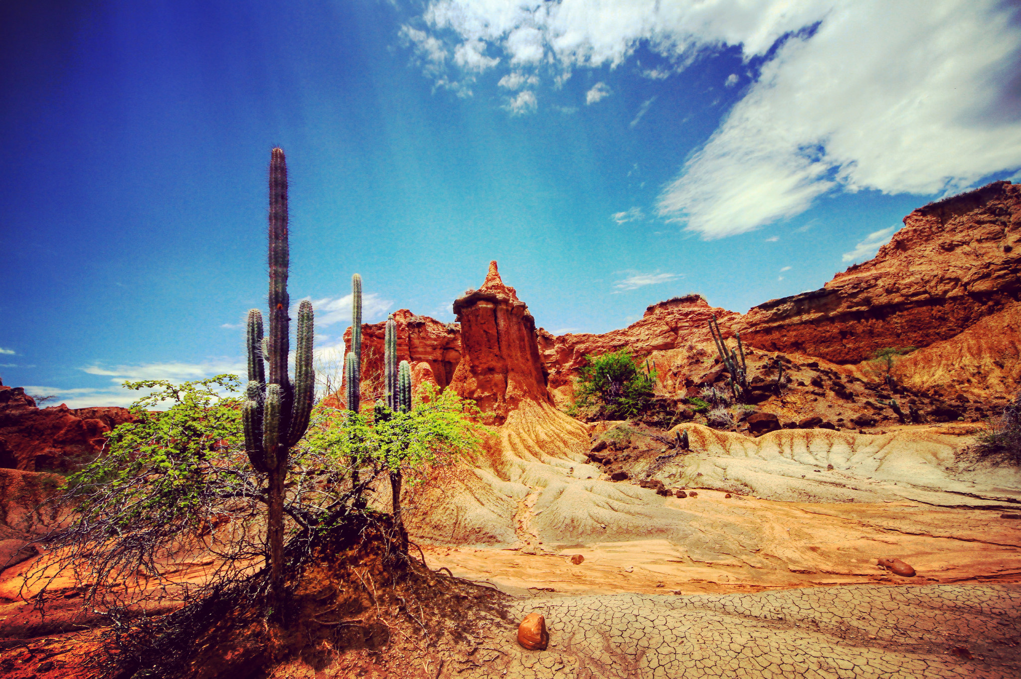 Canon EOS 7D + Sigma 8-16mm F4.5-5.6 DC HSM sample photo. Cañones y laberintos desierto rojo... photography