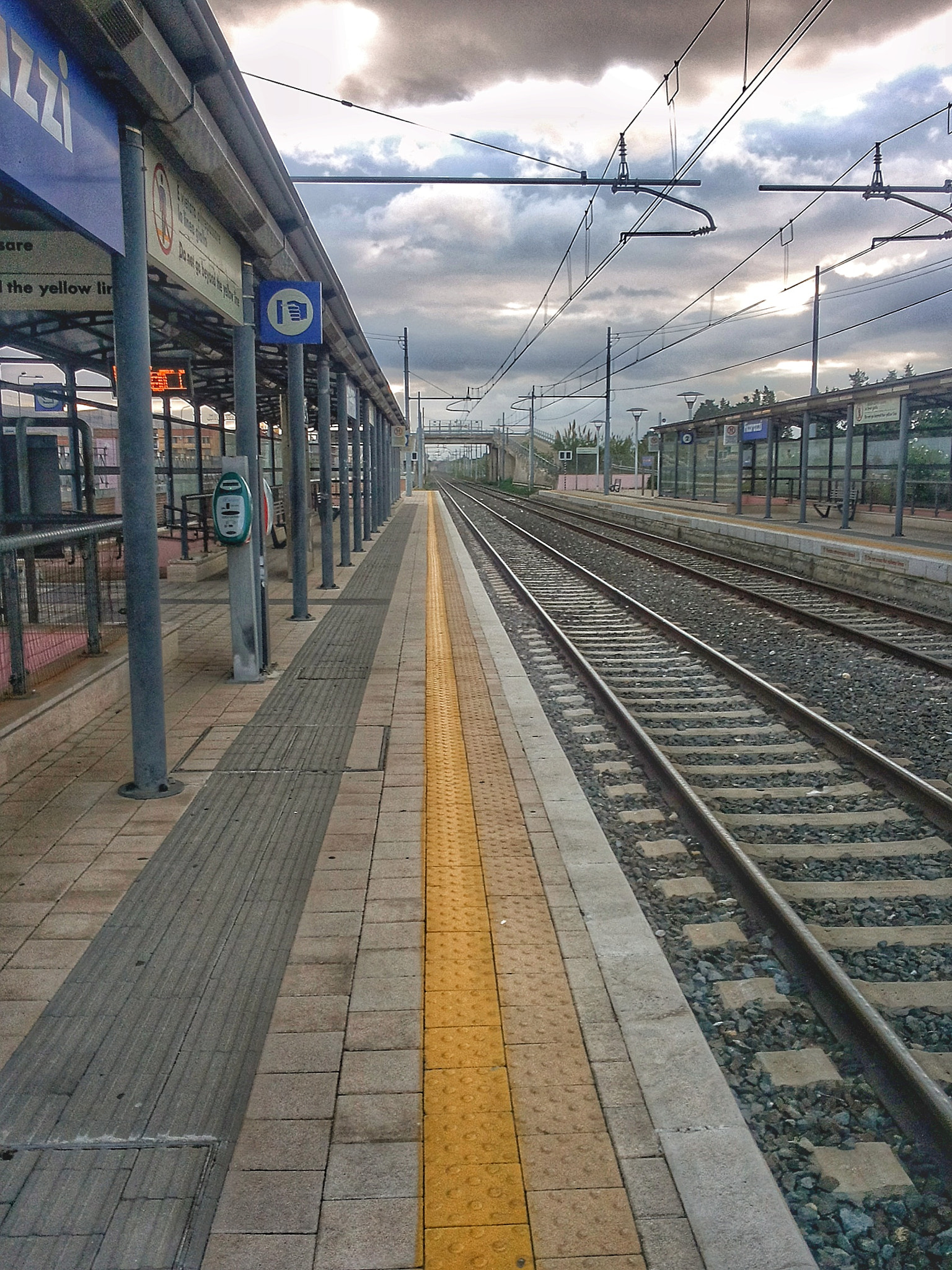 Samsung Galaxy S2 Plus sample photo. In the station photography