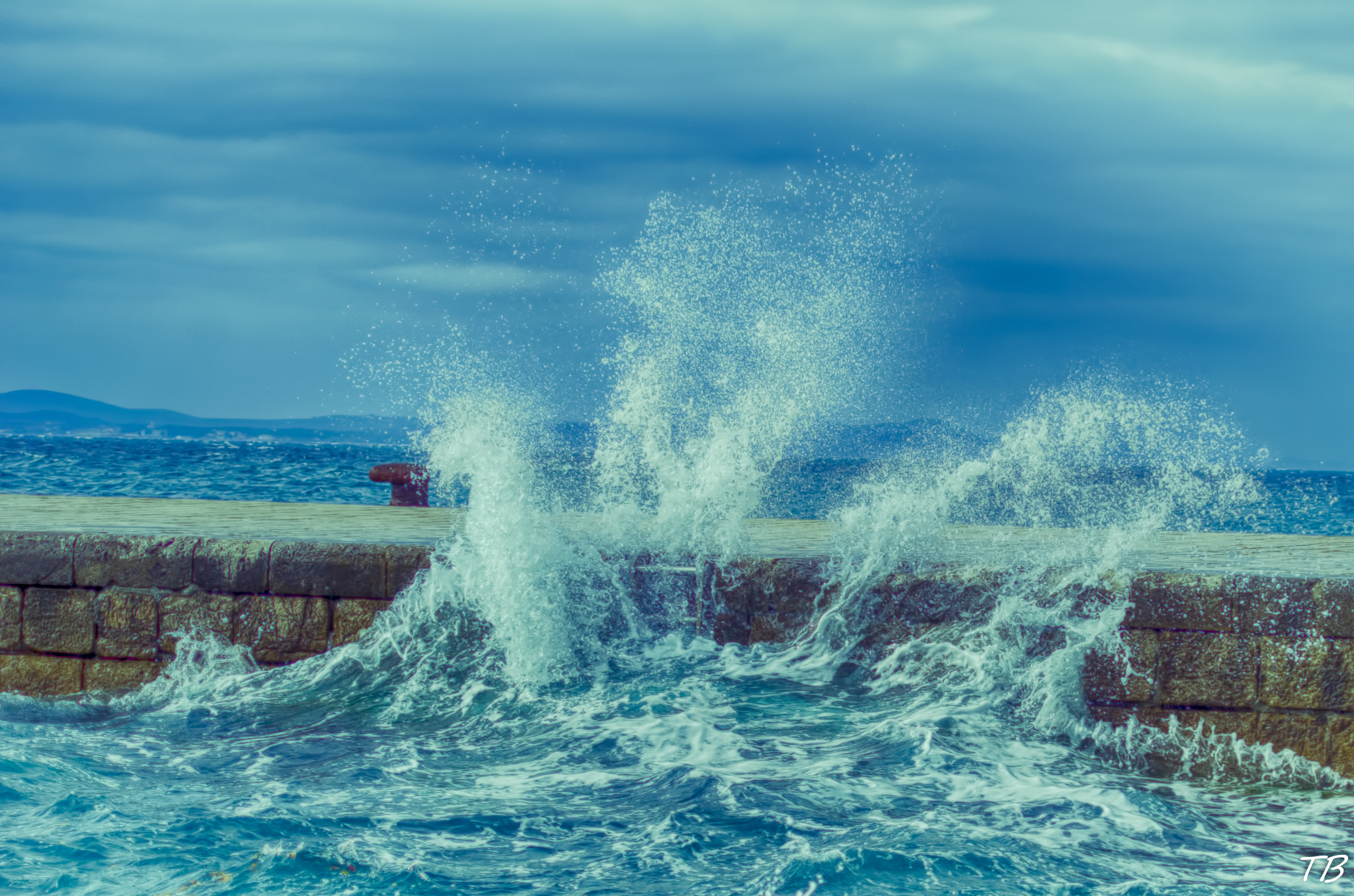 AF Zoom-Nikkor 28-70mm f/3.5-4.5D sample photo. Splash photography