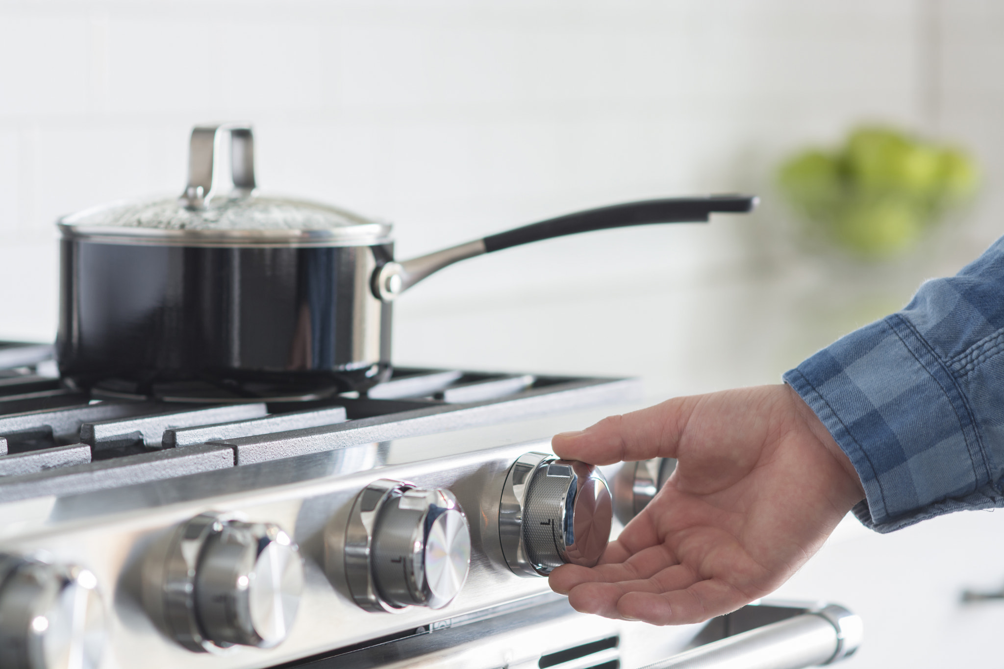 Nikon D7100 + Nikon AF Nikkor 85mm F1.8D sample photo. Cooking on a gas stove top photography