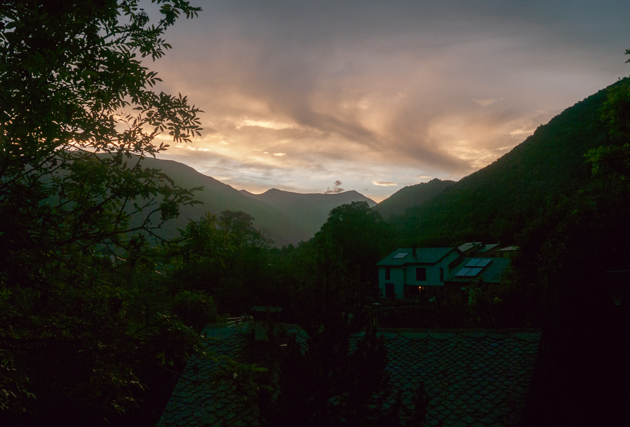 Panasonic Lumix DMC-GH1 sample photo. Menace sur la tour de carol photography