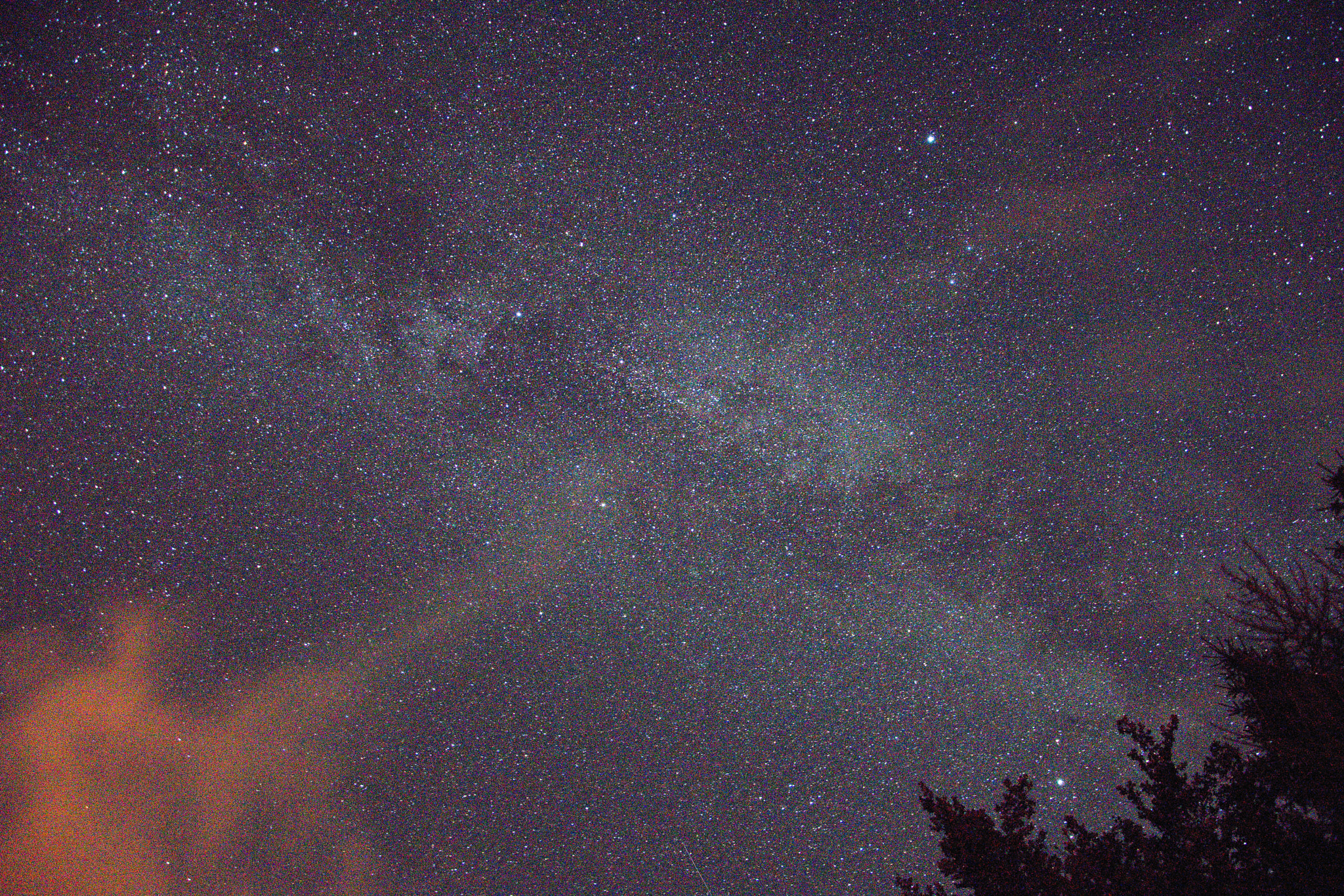 18.00 - 105.00 mm f/3.5 - 5.6 sample photo. Cloudy milkyway photography