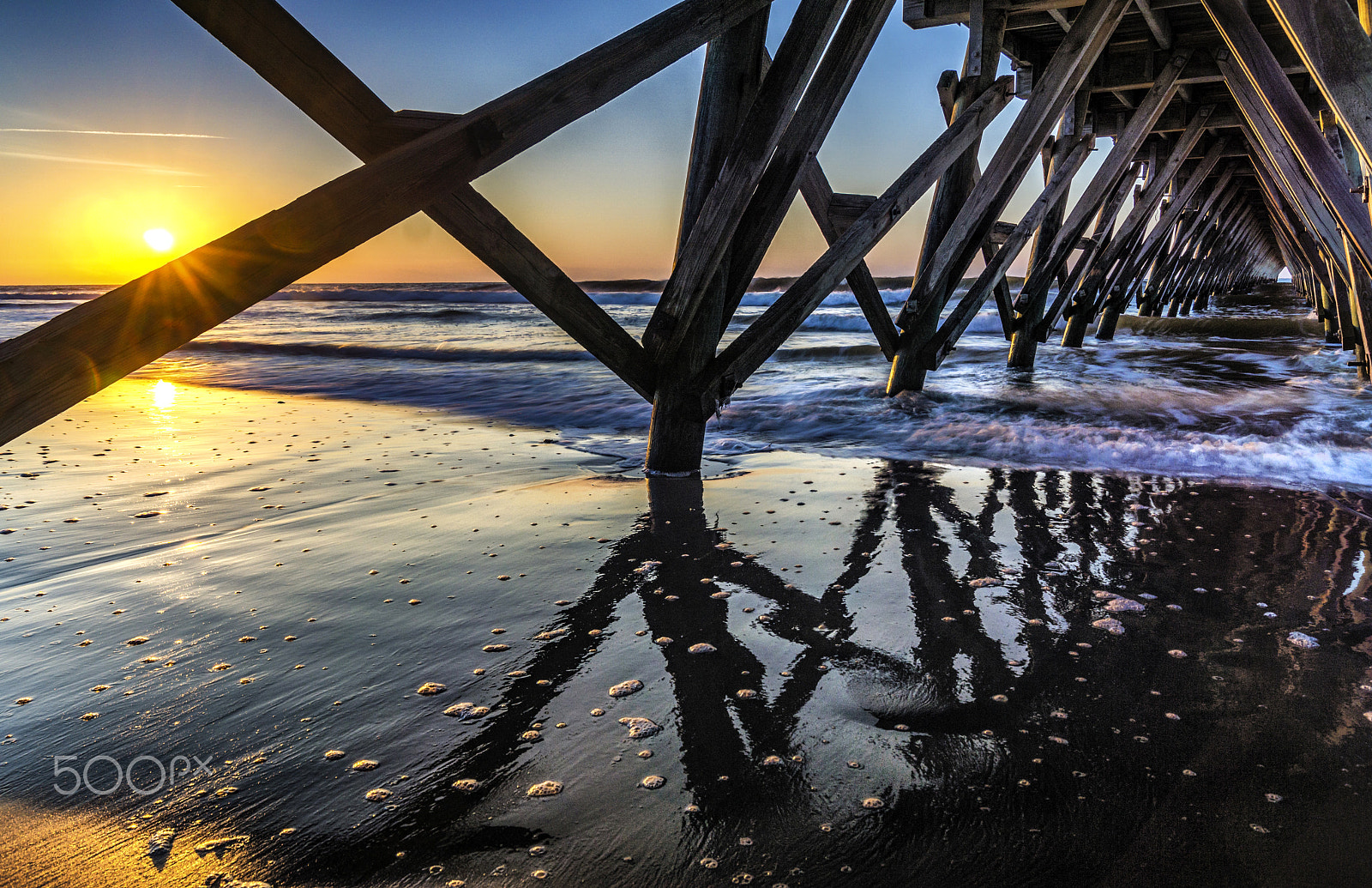 Sony a6000 + Sony Vario-Tessar T* FE 16-35mm F4 ZA OSS sample photo. Under sea cabin pier at sunrise photography