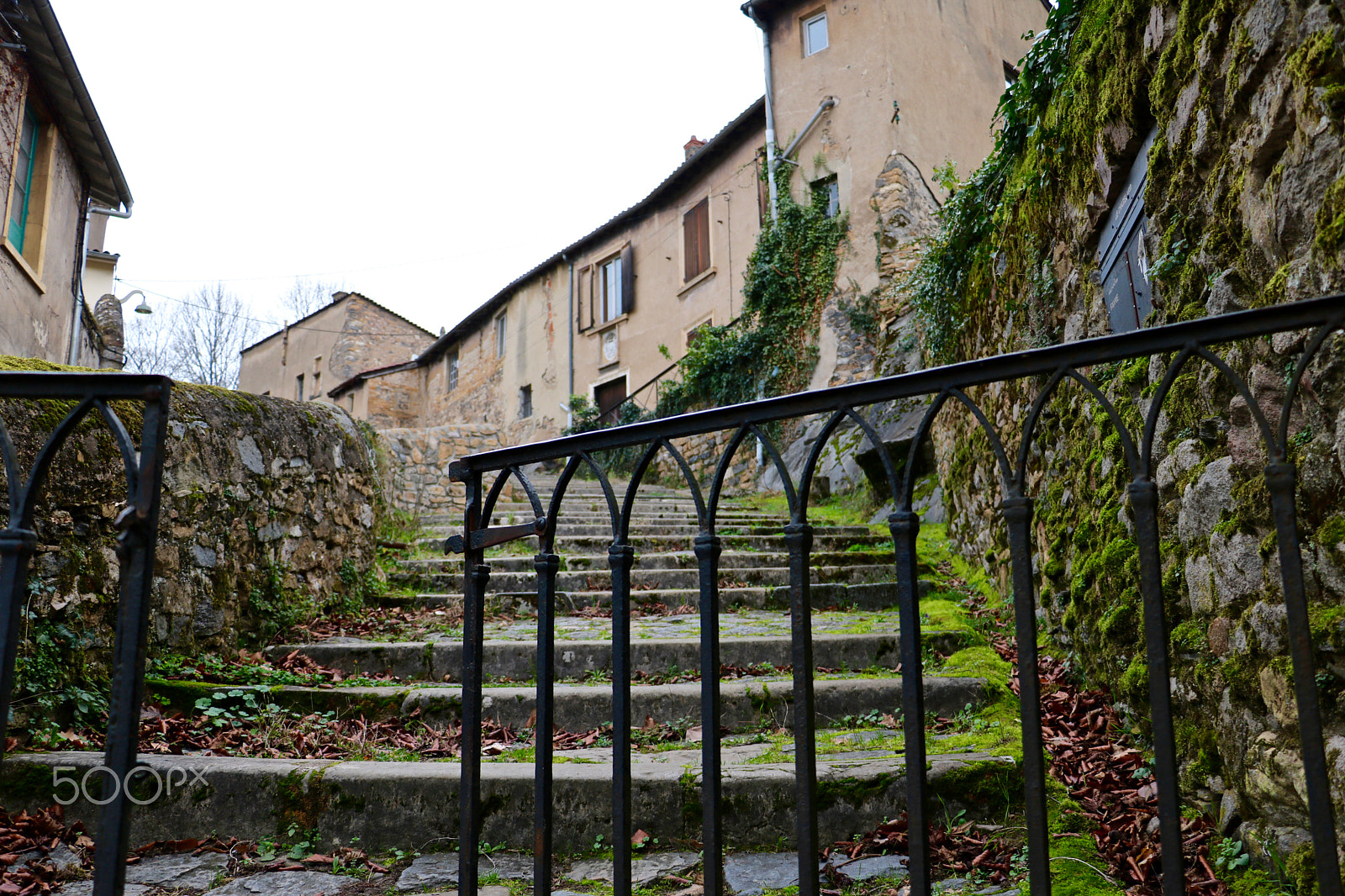 Canon EOS 760D (EOS Rebel T6s / EOS 8000D) + Canon EF-S 18-135mm F3.5-5.6 IS STM sample photo. Maisons de l'île barbe à lyon photography