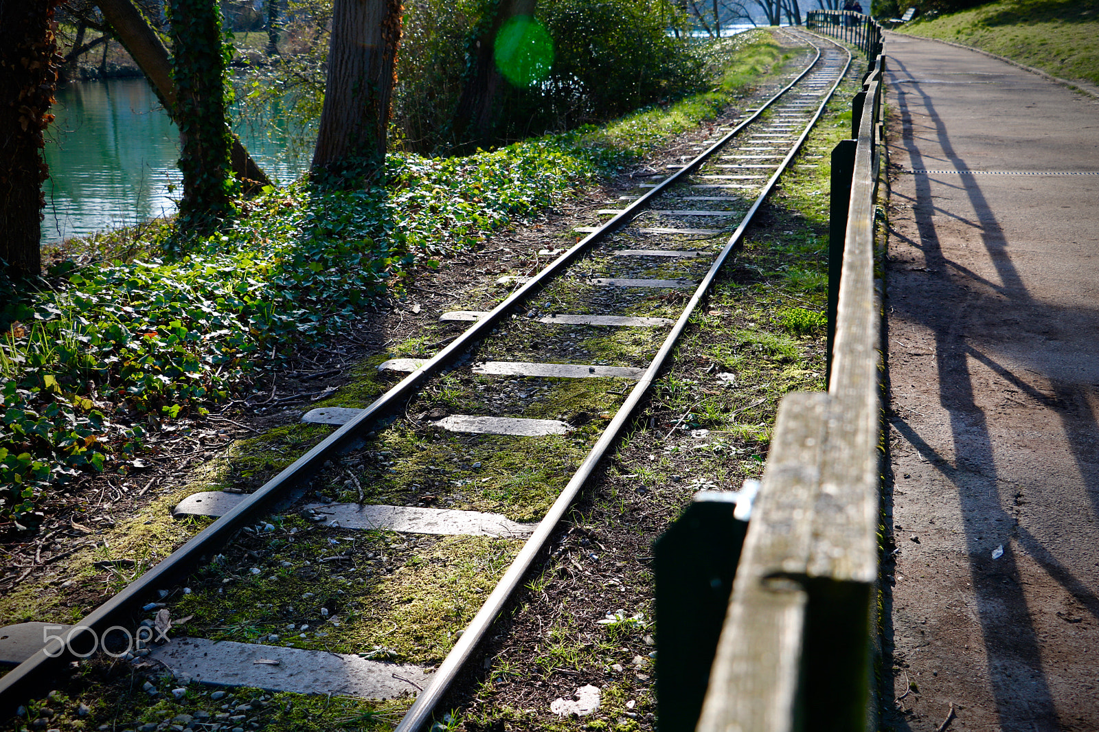 Canon EOS 760D (EOS Rebel T6s / EOS 8000D) + Canon EF-S 18-135mm F3.5-5.6 IS STM sample photo. Rails du parc de la tête d'or à lyon, france photography