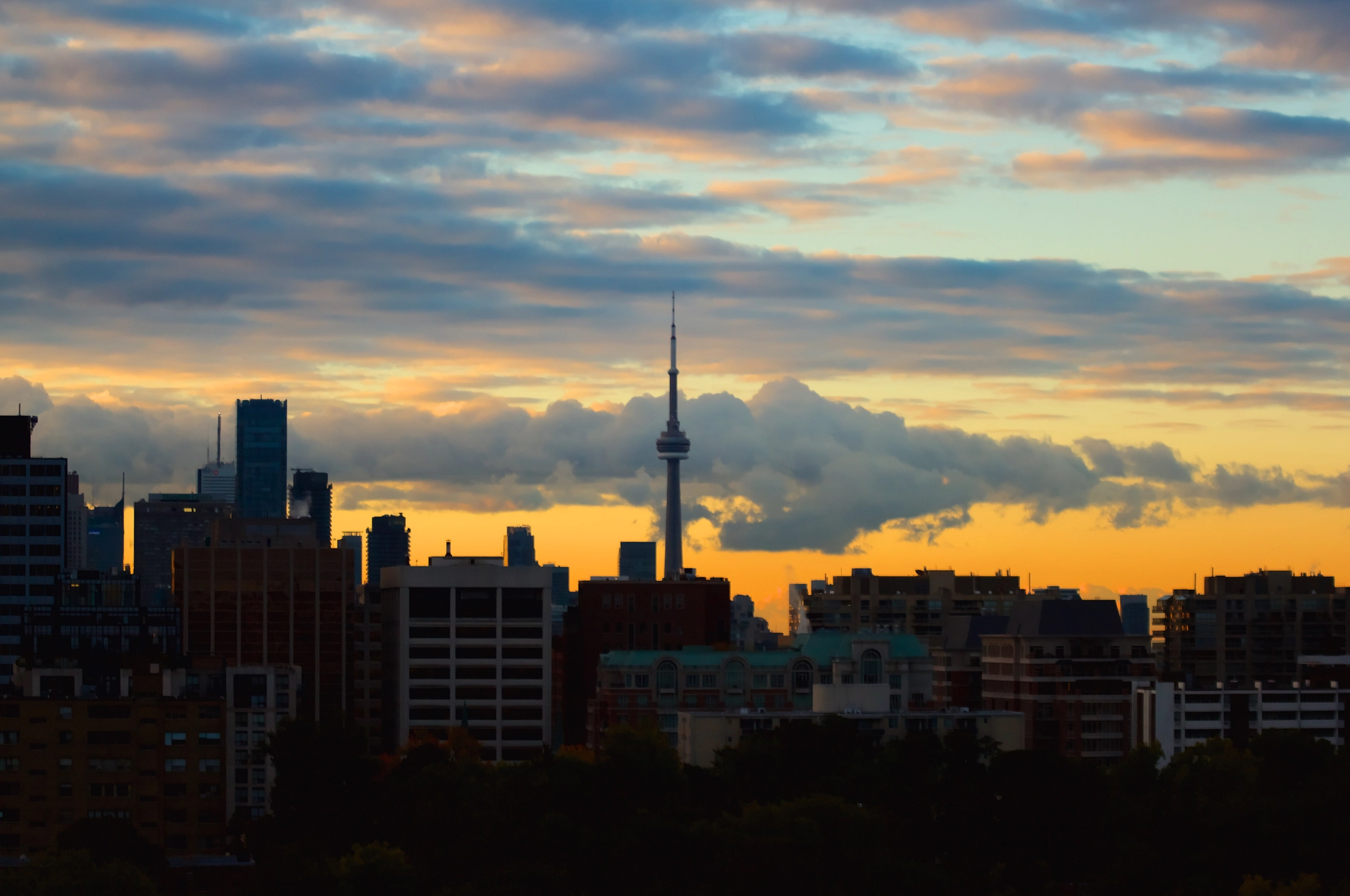 Canon EOS 550D (EOS Rebel T2i / EOS Kiss X4) + Canon EF 70-210mm f/4 sample photo. Cn tower @ sunrise photography