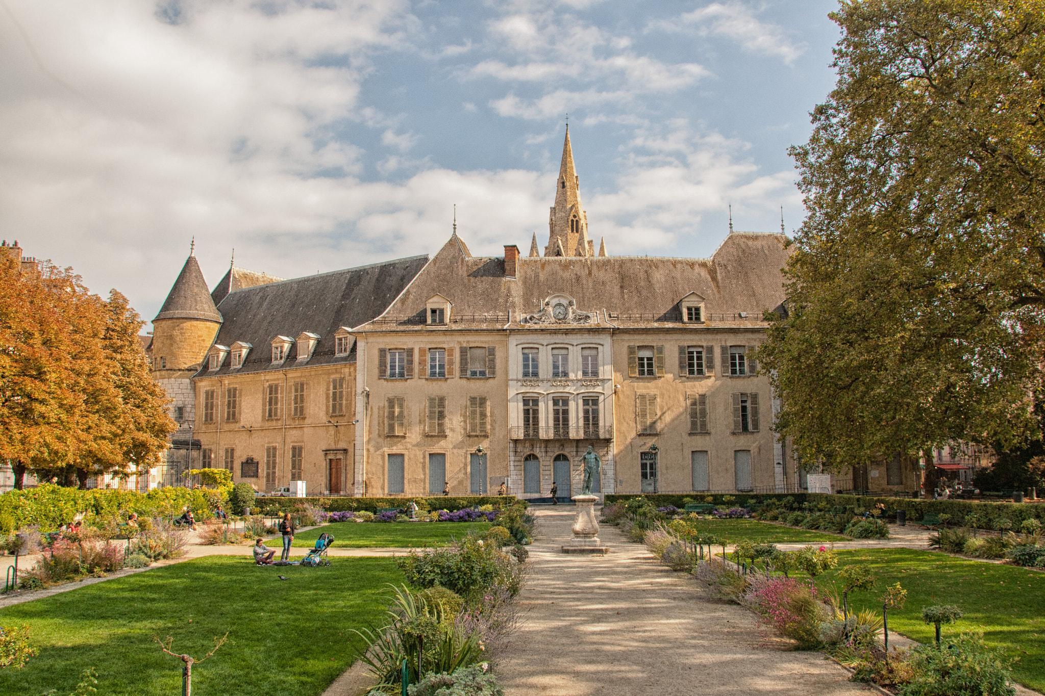 Sigma 18-200mm f/3.5-6.3 DC OS sample photo. The old city hall, grenoble photography