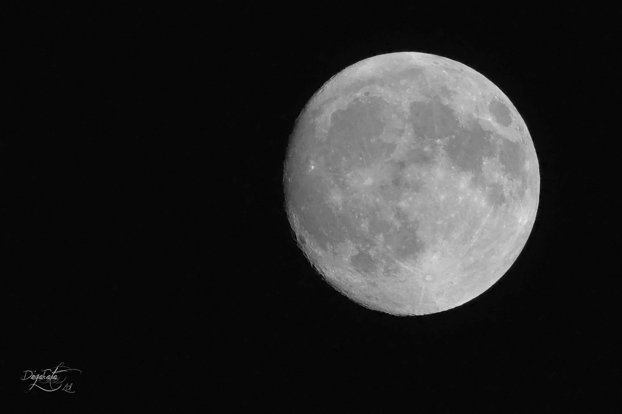 Nikon 1 V2 + VR 70-300mm f/4.5-5.6G sample photo. Luna creciente, casi llena. photography