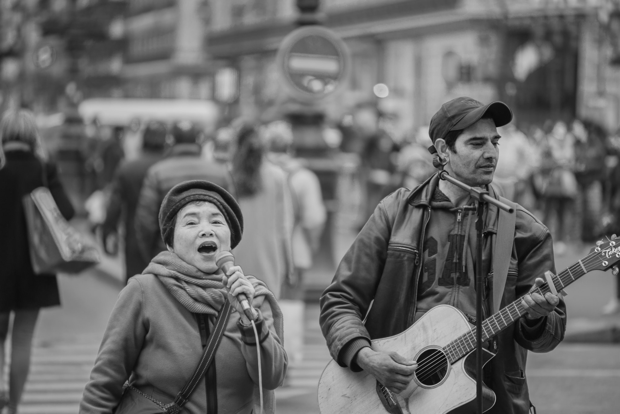 Sony Alpha DSLR-A850 + Minolta AF 70-210mm F4 Macro sample photo. Parisian life photography